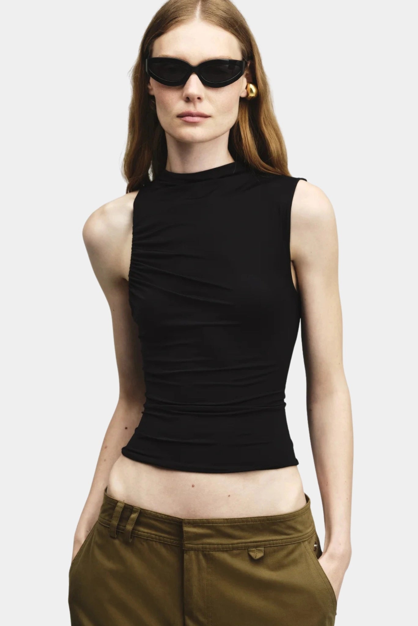 Blusa Volt Drapeada Francesca preta com gola alta e drapeado lateral