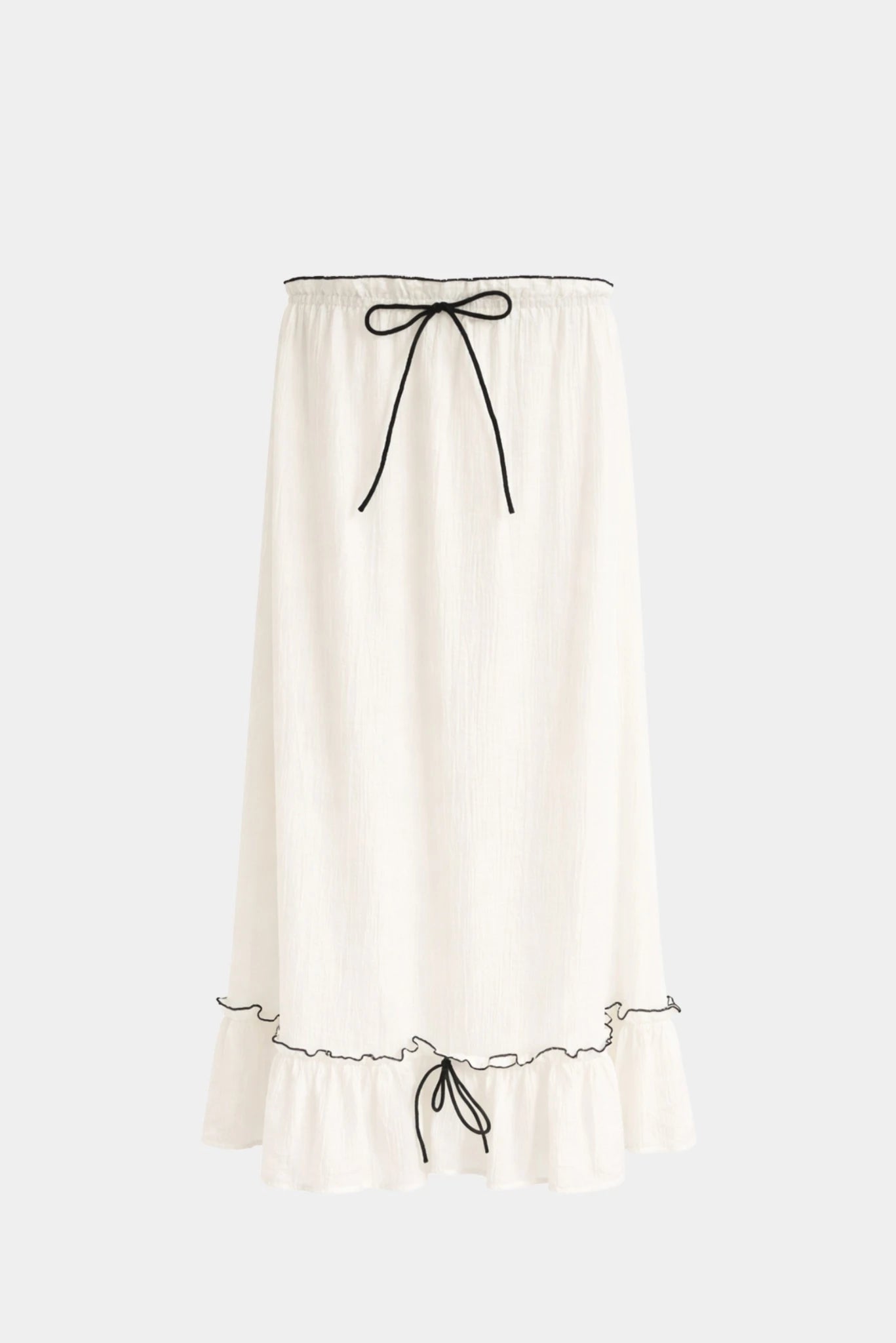 Vestido Marina Gaia off white com detalhe contrastante, amarração na cintura e barra com babado