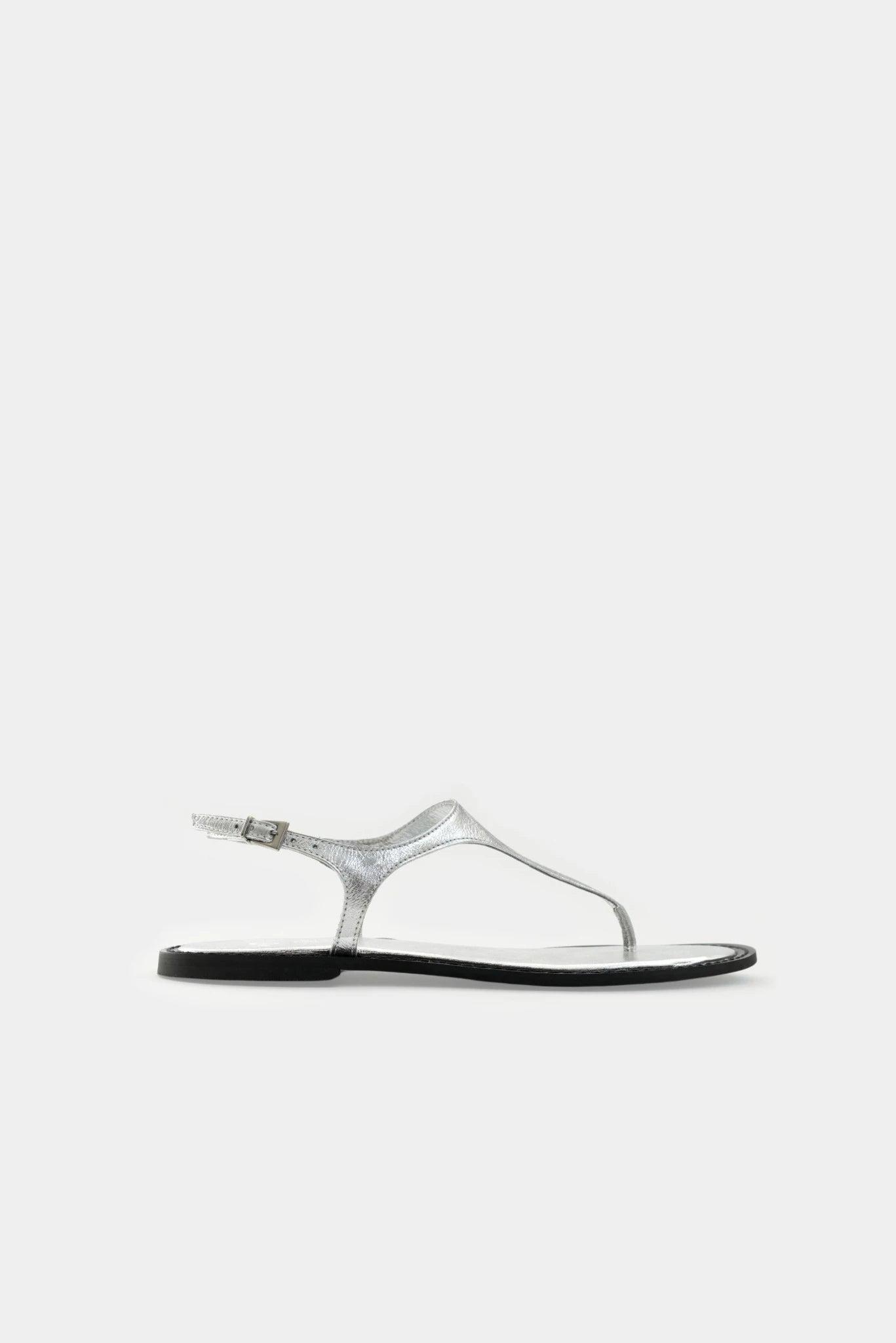 Flat Couro Kita MR prata metalizada com design minimalista e tira tipo dedo
