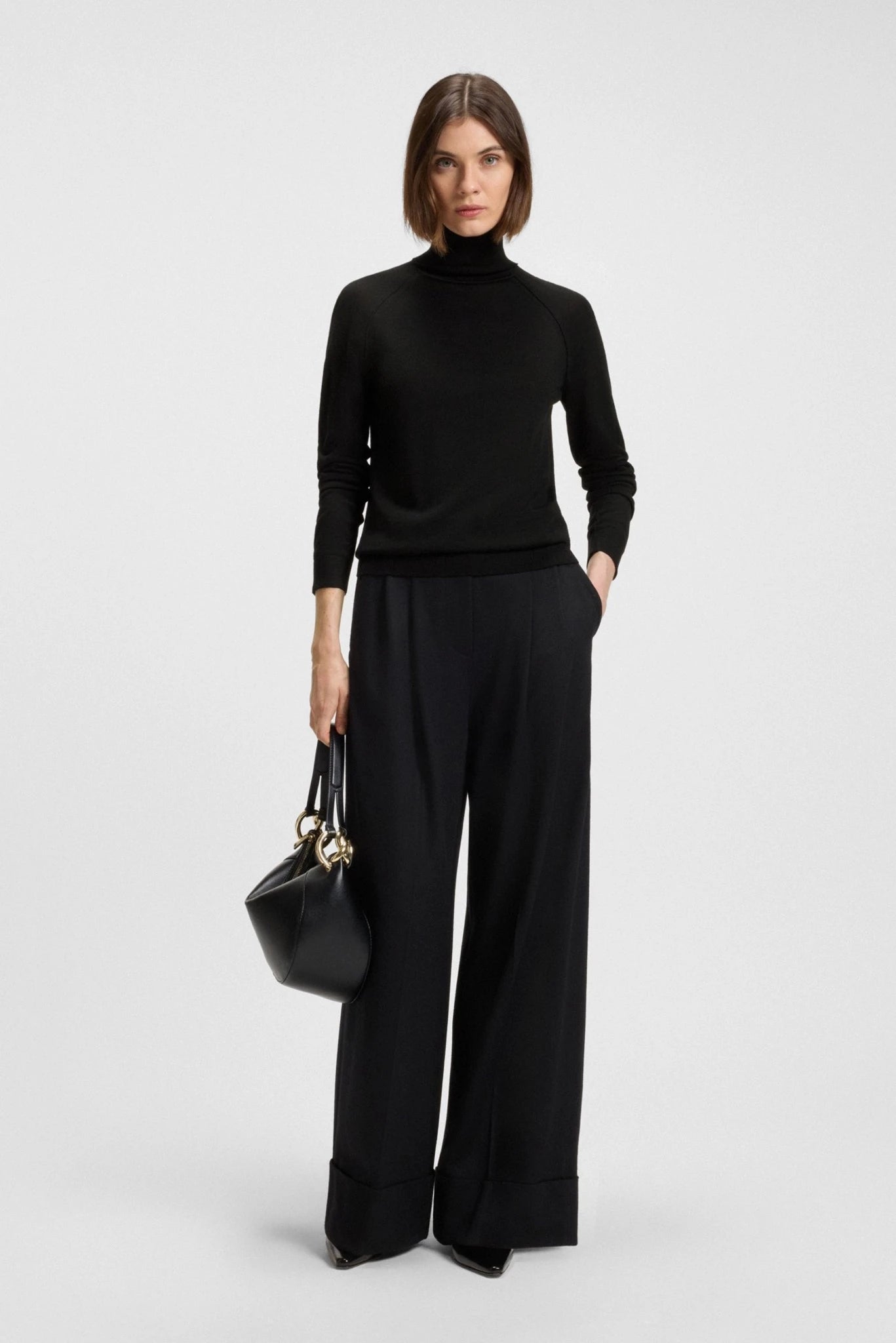 Tricot Frizani Hugo Boss preto com gola alta e mangas longas em look sofisticado
