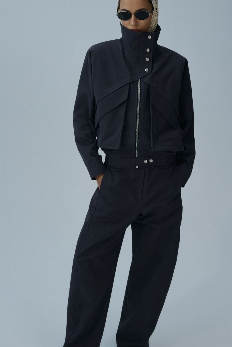 Jaqueta bomber oversized preta Magda Butrym com modelagem ampla, gola alta e visual utilitário sofisticado
