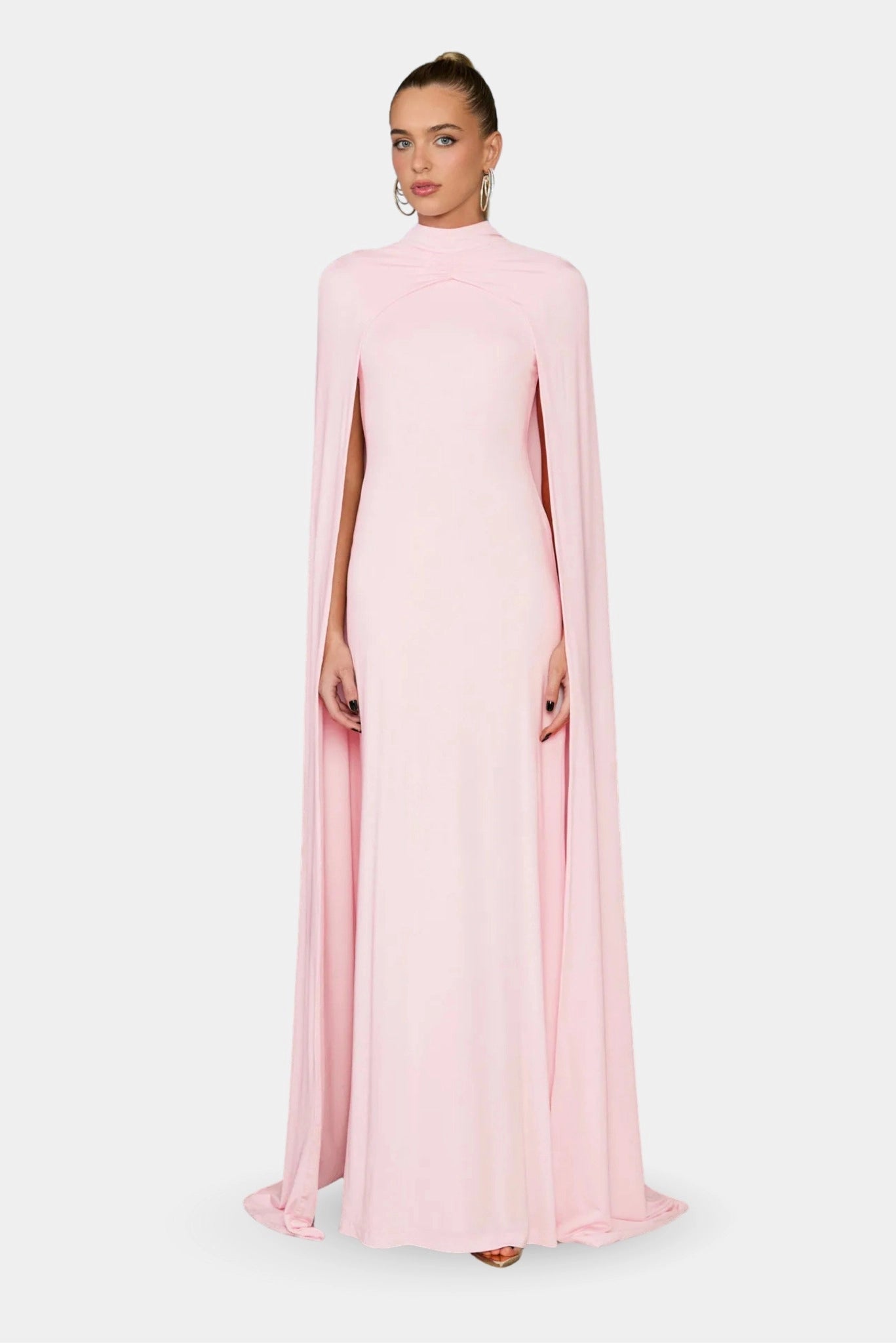Modelo usando Vestido Longo Stella Fabulous rosa claro com capa longa e caimento fluido