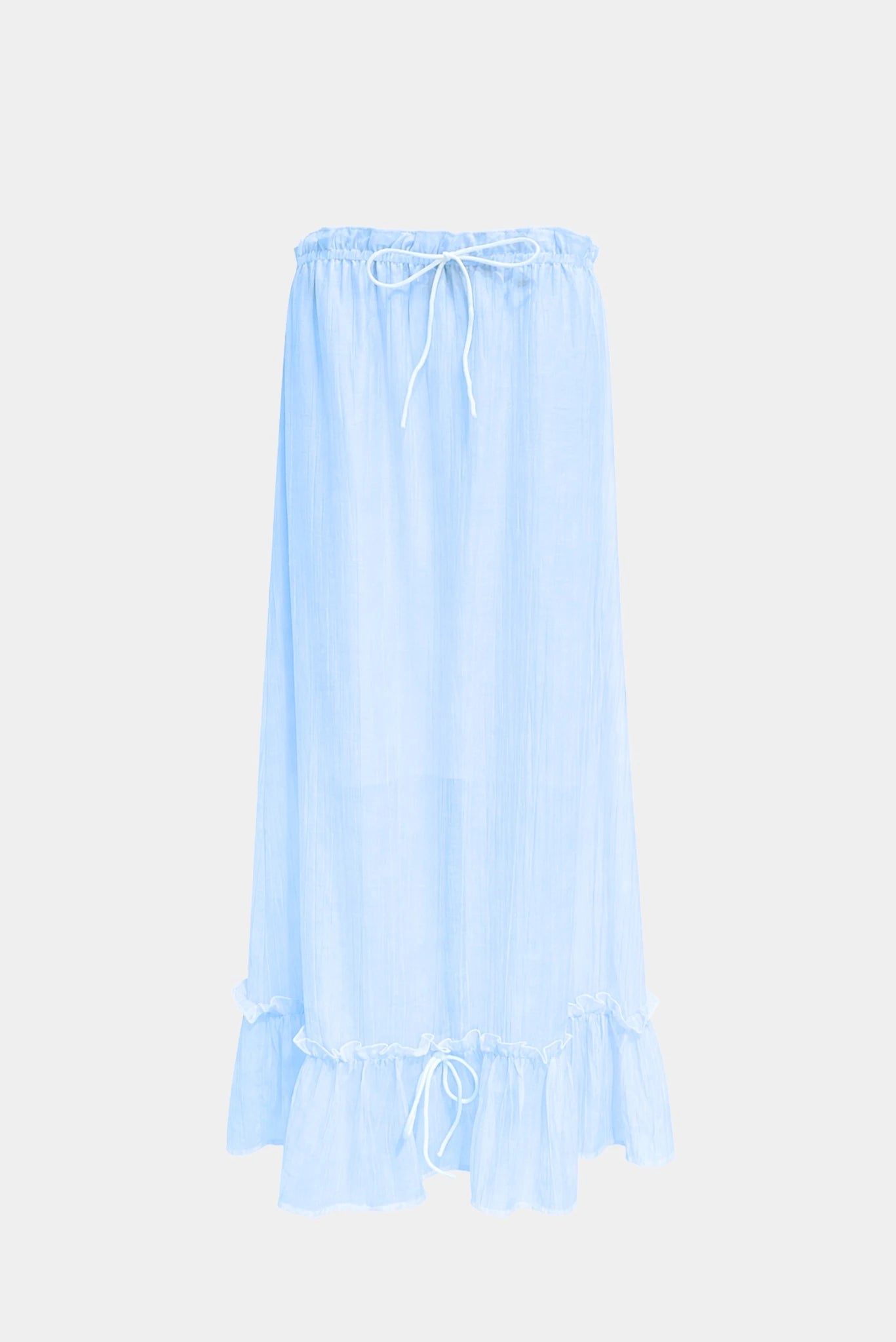 Vestido Marina Gaia azul claro com modelagem longa fluida, amarração na cintura e barra com babado
