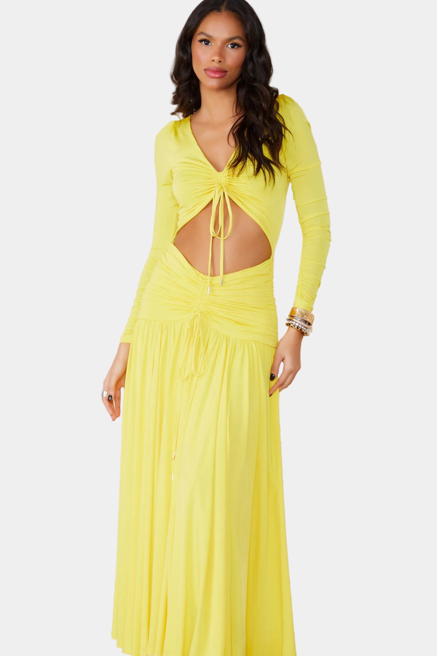 Vestido midi amarelo com decote V, recorte na cintura e saia ampla fluida