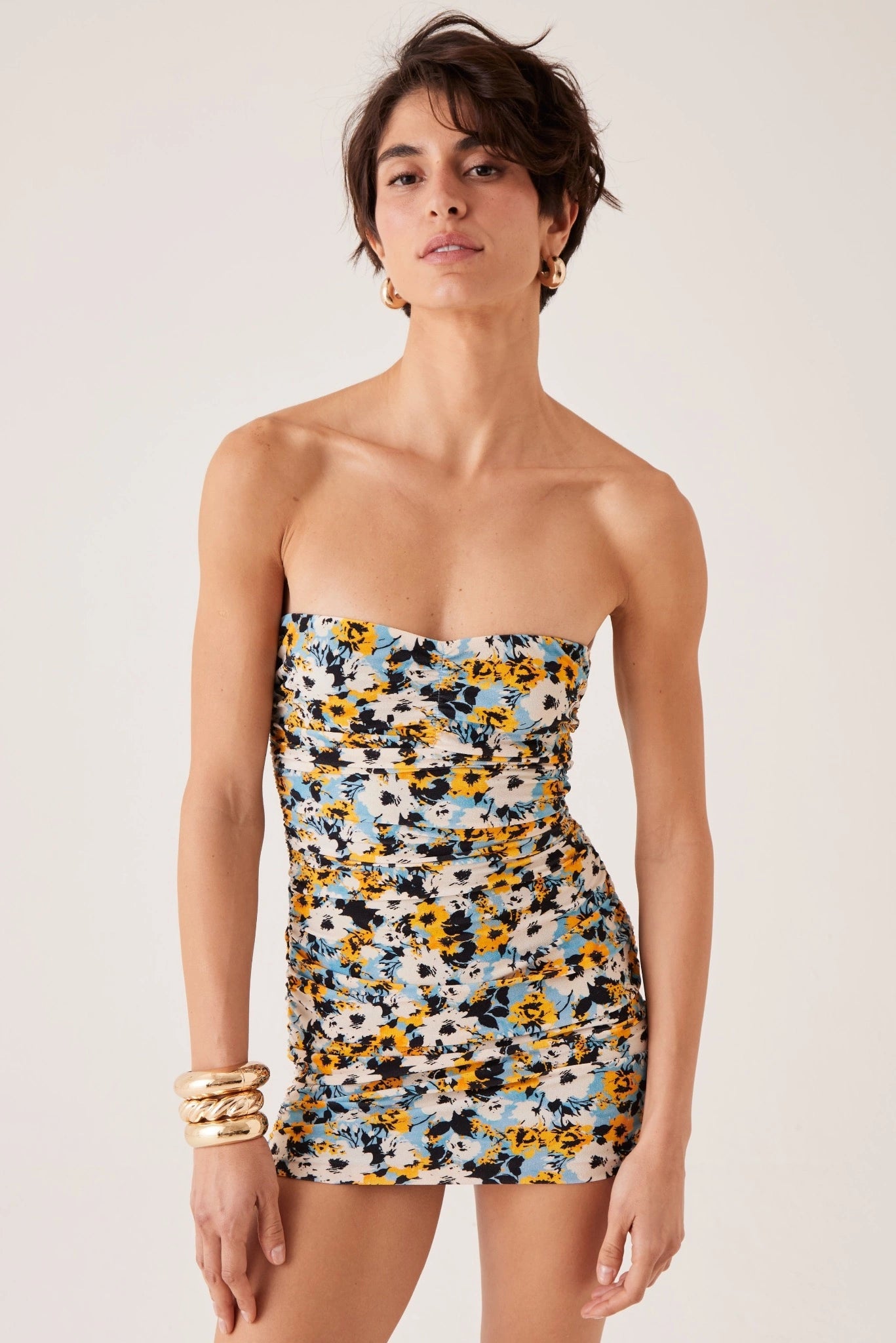 Close de vestido mini floral azul e amarelo com modelagem justa e detalhe franzido