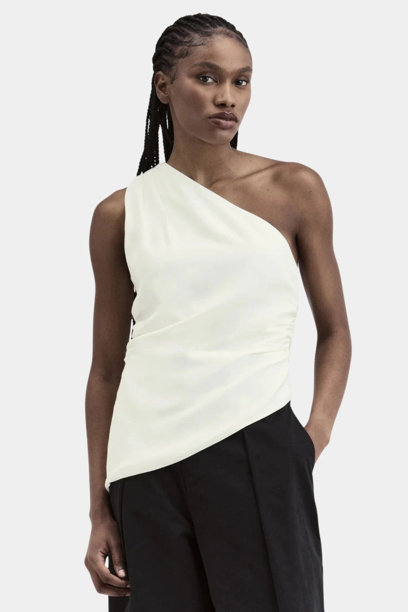 Blusa Tilo Um Ombro Francesca off white com modelagem assimétrica e barra diagonal