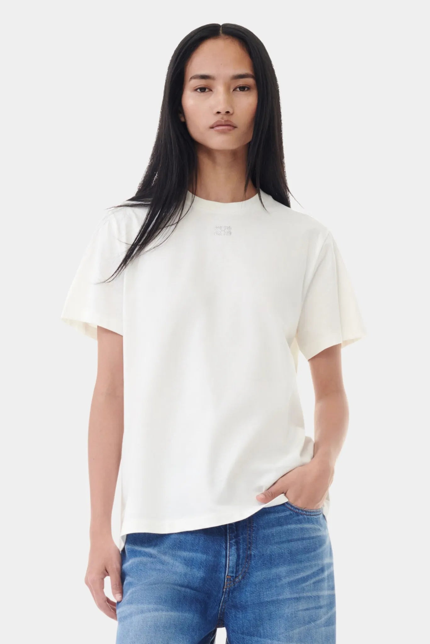 Camiseta Relaxed Ganni off-white com strass no peito e mangas curtas em modelagem ampla