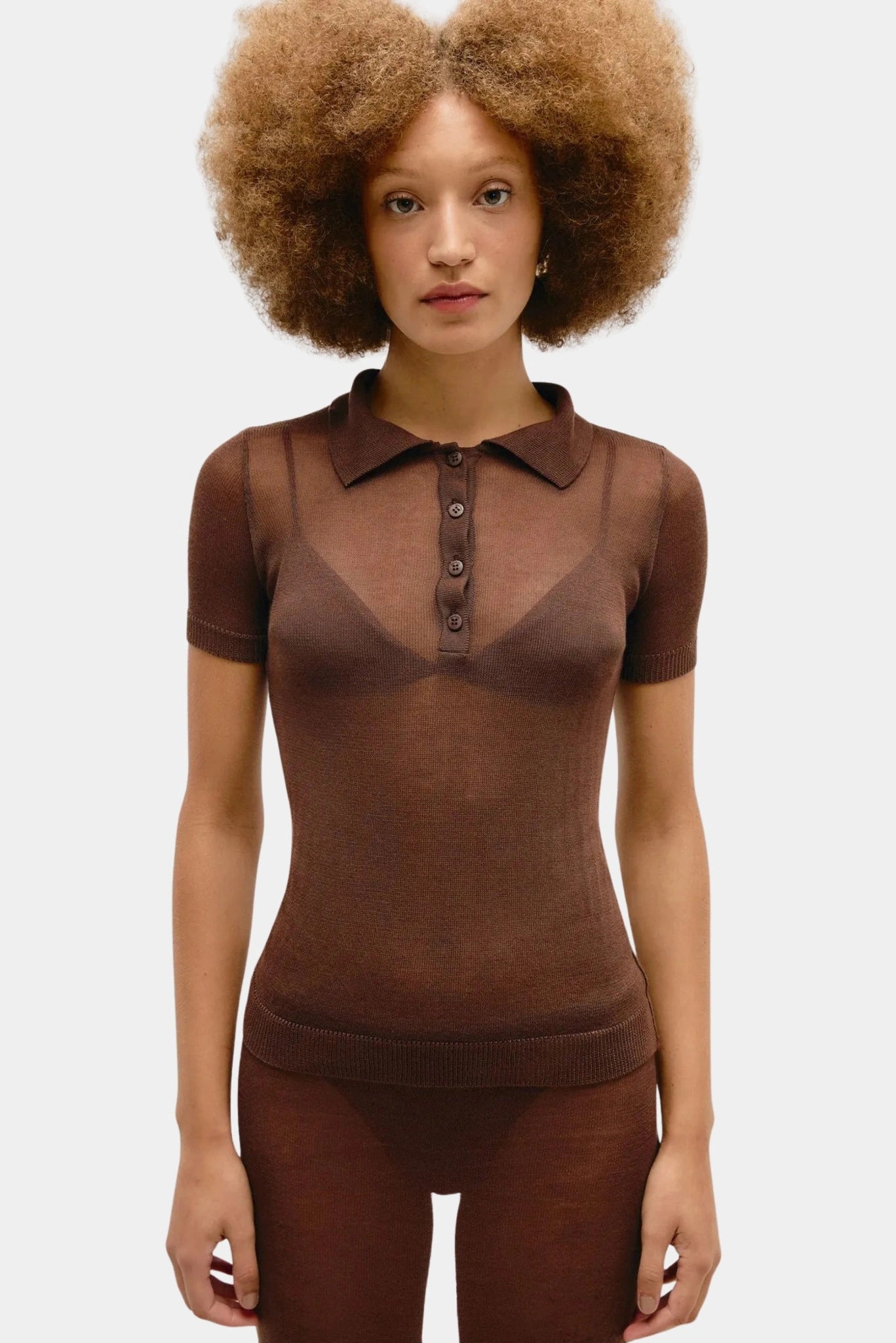 Blusa Amélia Tricot Haight marrom com gola polo, mangas curtas e transparência sutil