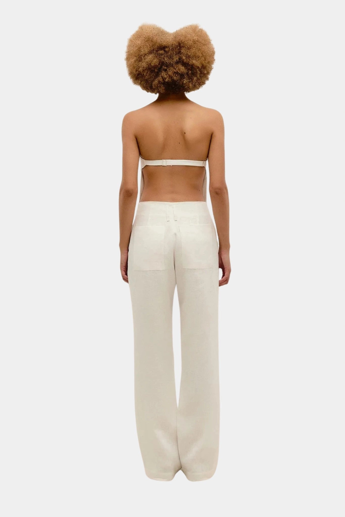 Costas da calça Paola Haight em linho off-white com bolsos posteriores