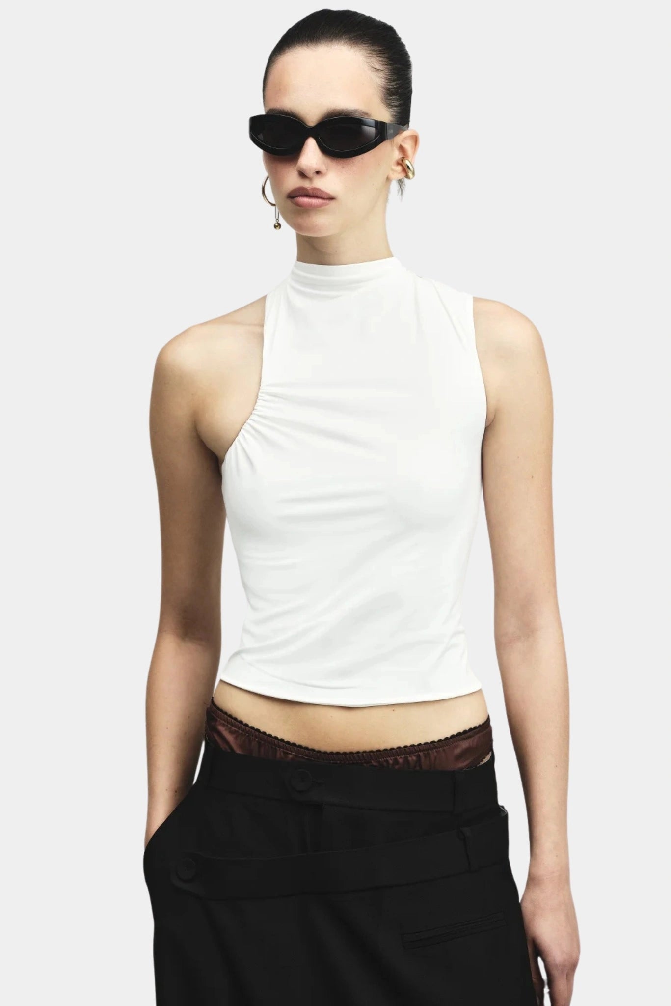 Blusa Volt Drapeada Francesca branca com gola alta e recorte assimétrico