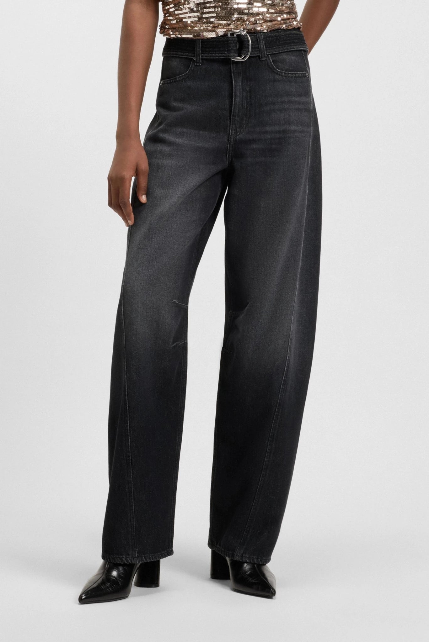 Detalhe da Calça Jeans Beh Hugo Boss com cintura alta e pernas amplas