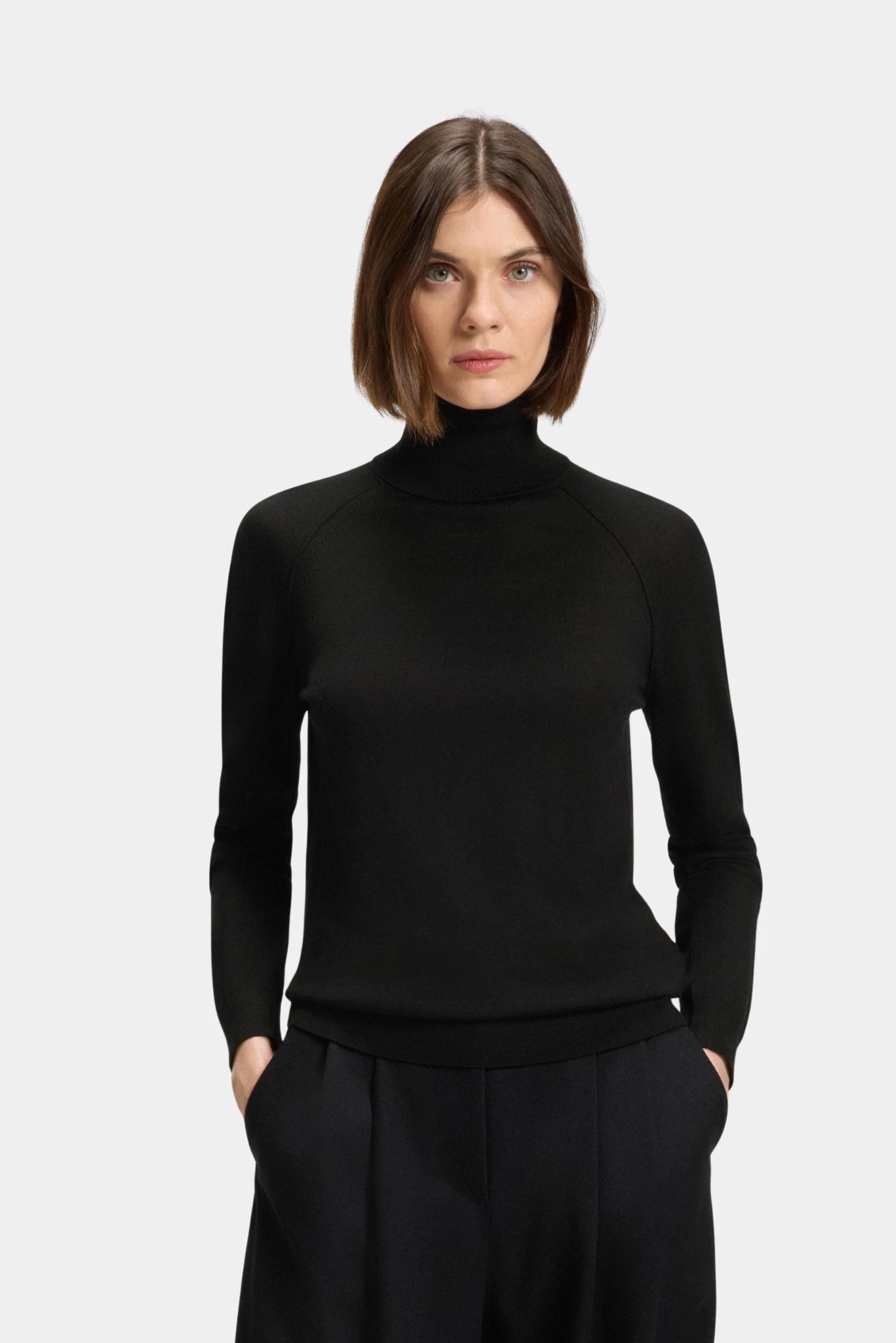 Tricot Frizani Hugo Boss preto com gola alta e modelagem minimalista