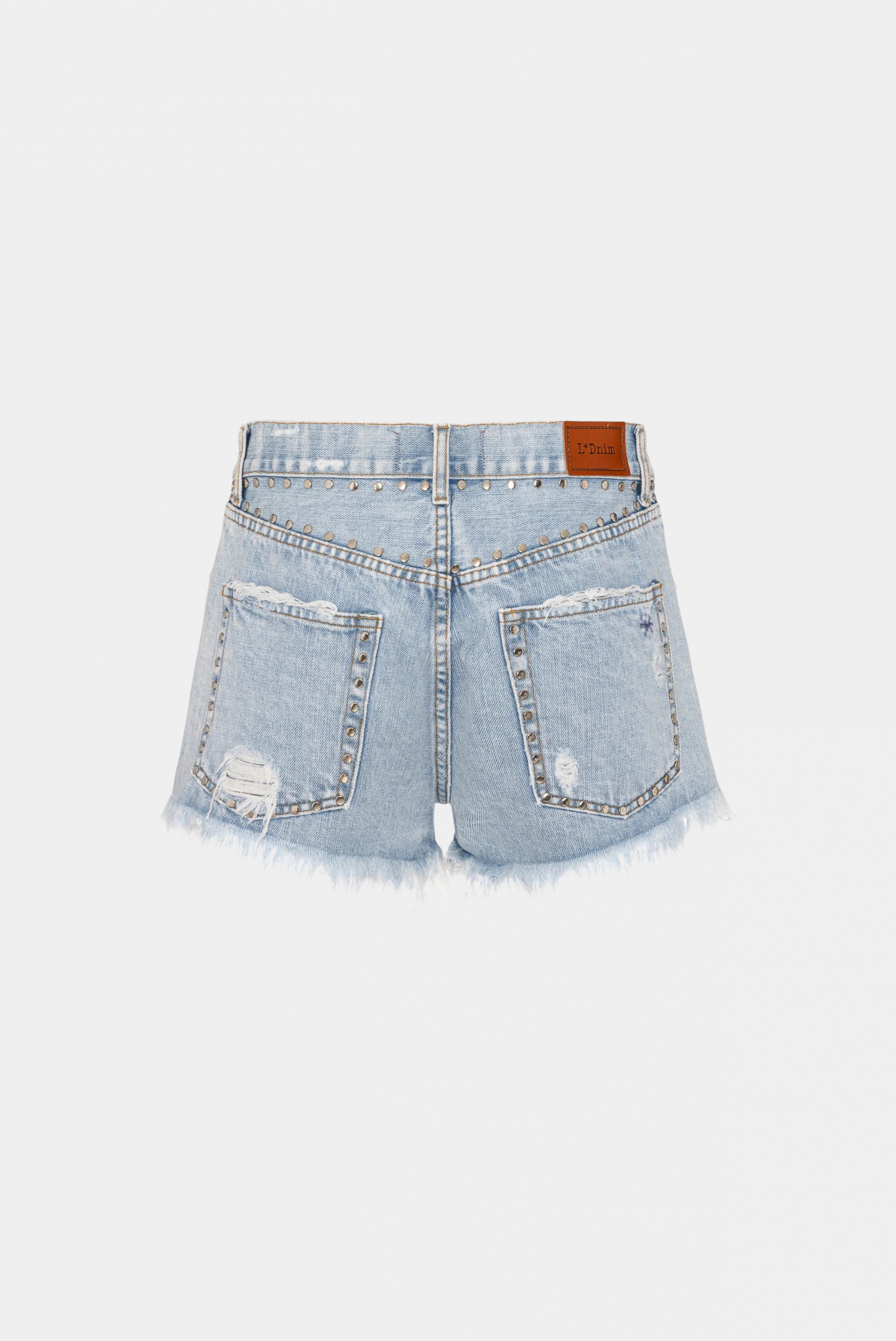 Vista traseira do Short Urban Tachas Vintage L•Dnim em denim claro com aplicações metálicas