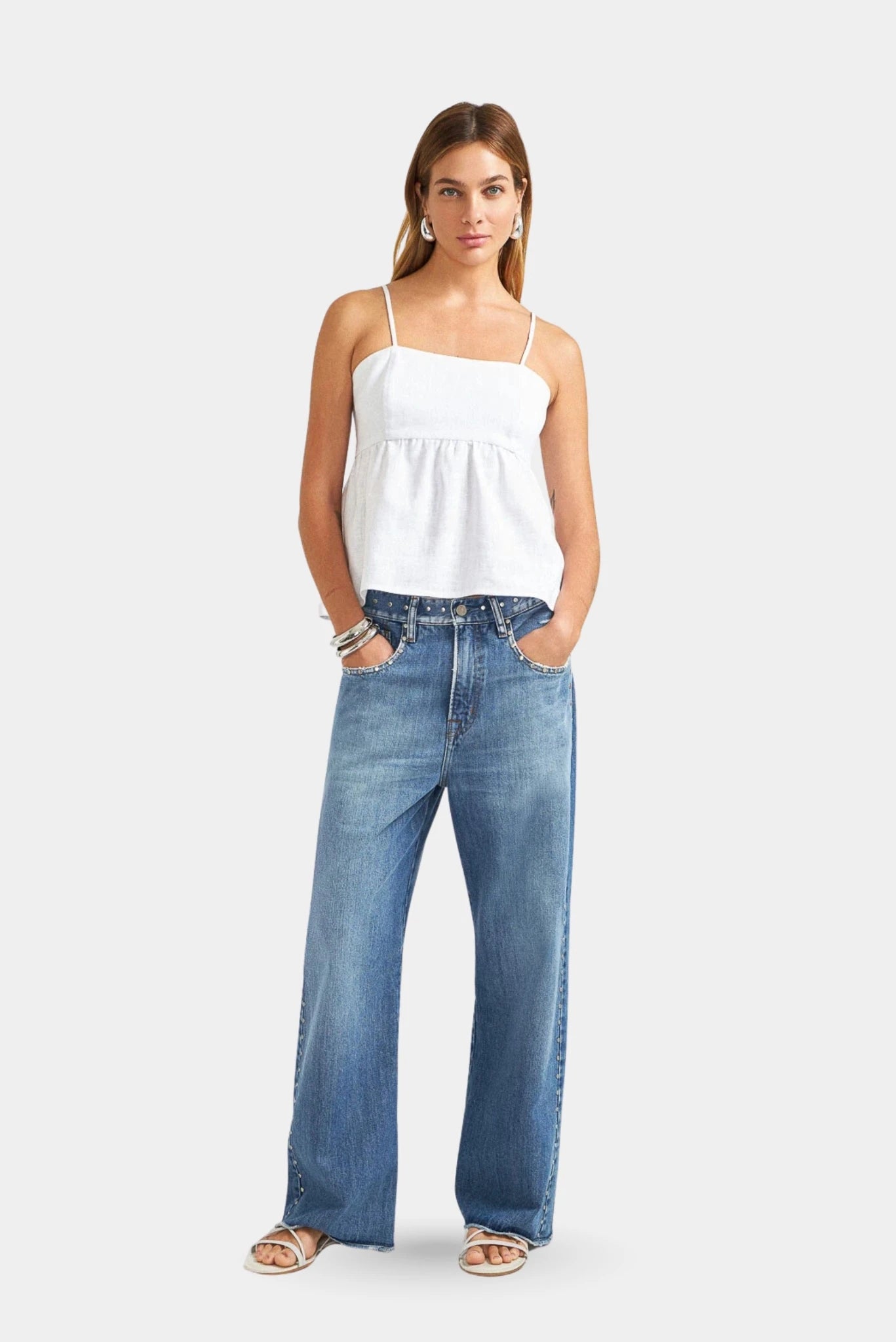 Calça Loose Cropped Tachas L•Dnim em denim azul com modelagem ampla e aplicações metálicas