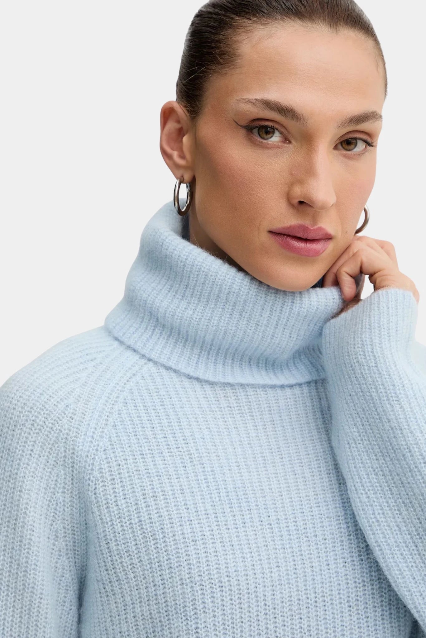 Tricot Falodina Hugo Boss azul-claro com gola alta ampla e textura canelada