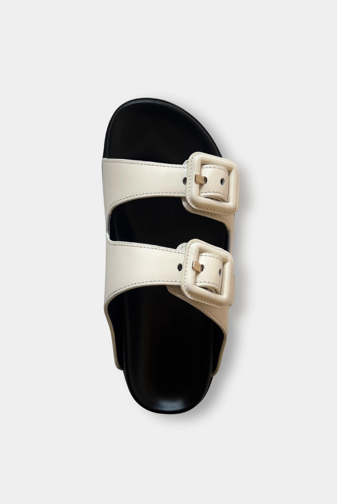 Detalhe do chinelo Freyah Slide Hugo Boss off-white com fivelas largas