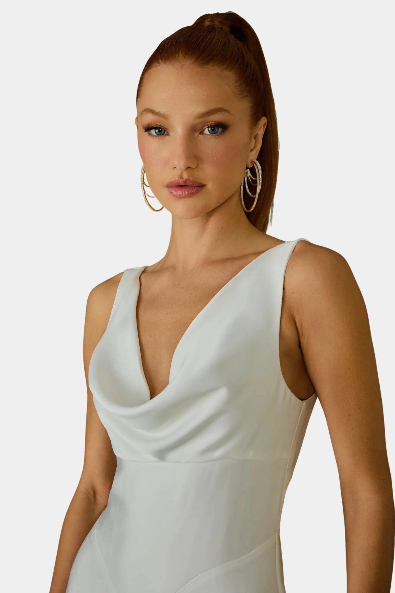 Detalhe do Vestido Anja Fabulous com decote degagê e alças largas