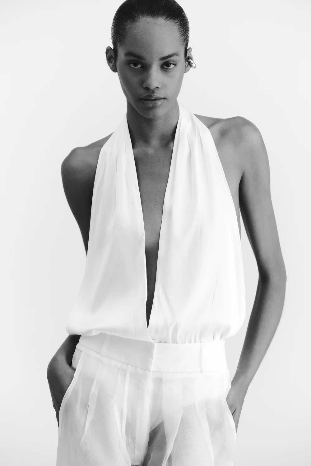 Detalhe do Body Soie Halter Francesca branco com decote profundo e gola halter