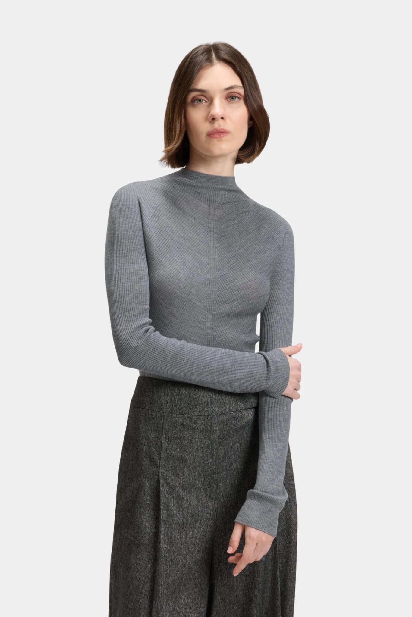 Tricot Foliora Hugo Boss cinza com textura canelada e gola alta