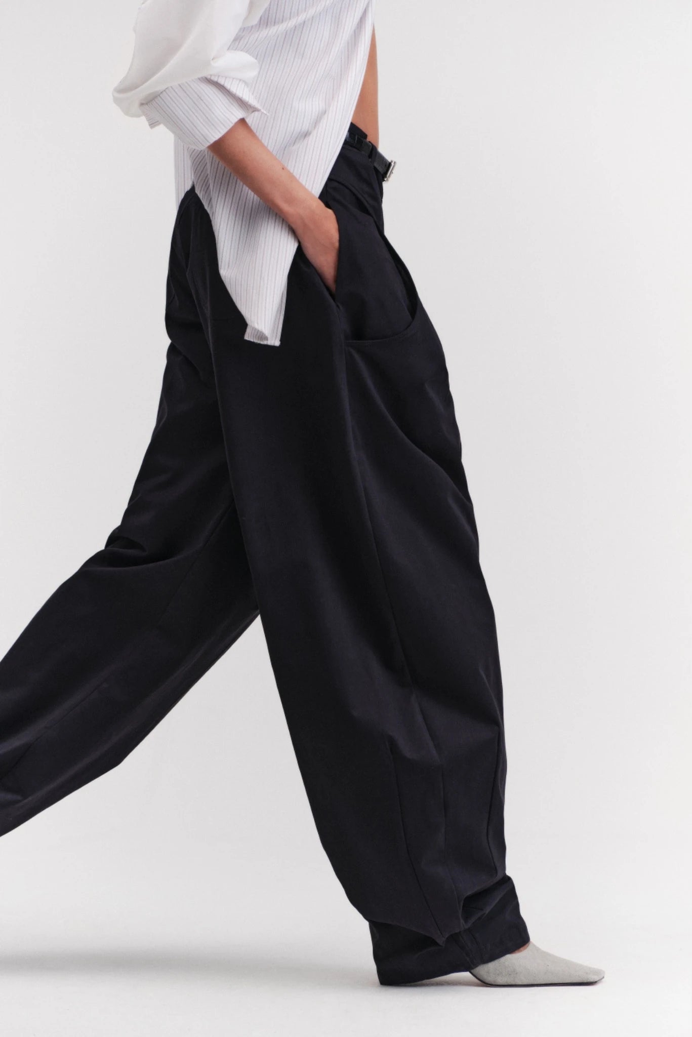 Calça Nira Francesca preta com bolsos amplos e modelagem oversized