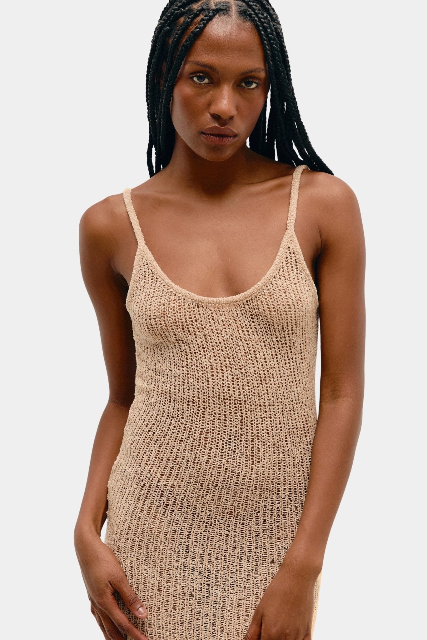 Detalhe do vestido Isla Haight em tricot bege com decote arredondado e alças finas