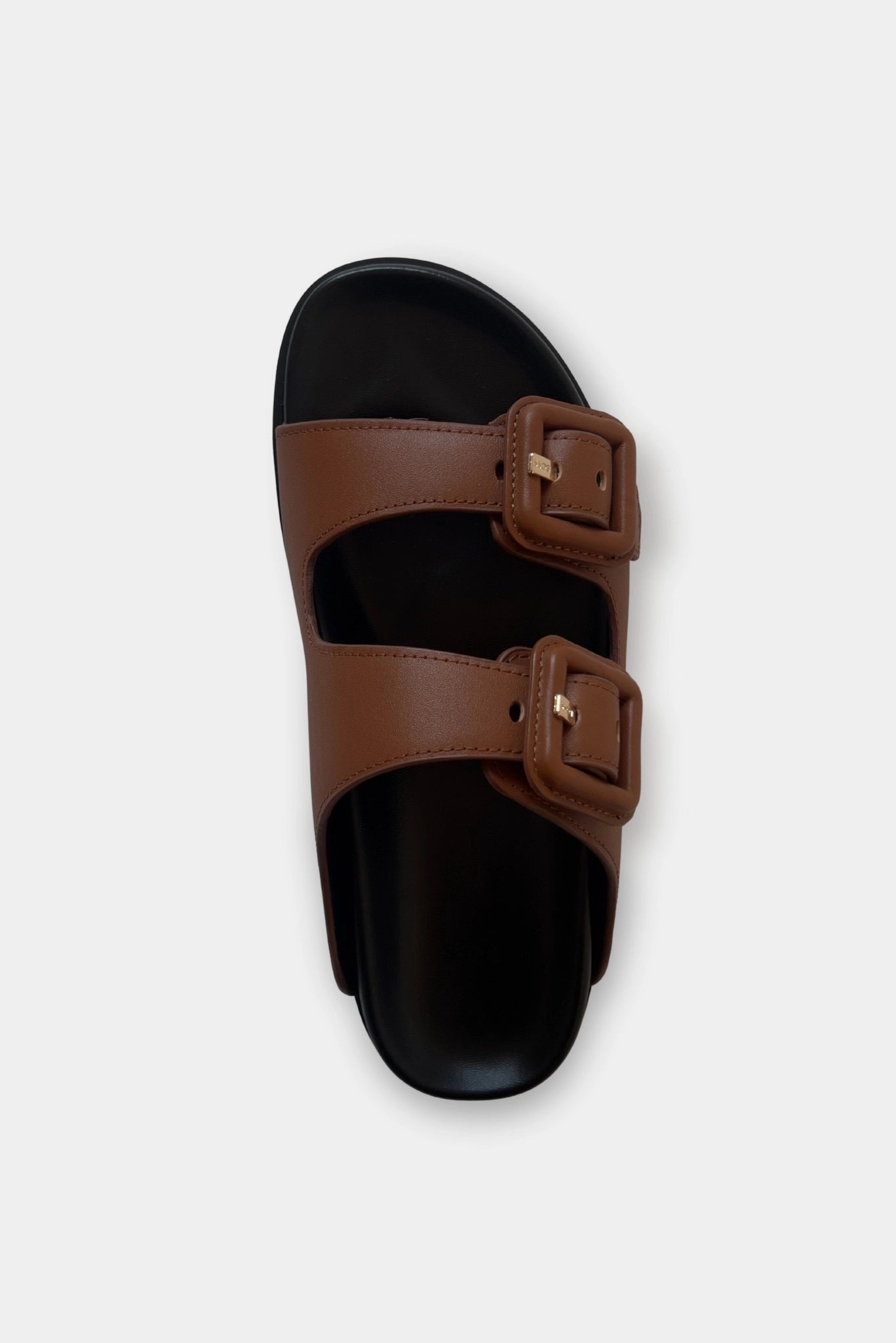 Detalhe do chinelo Freyah Slide Hugo Boss marrom com fivelas ajustáveis