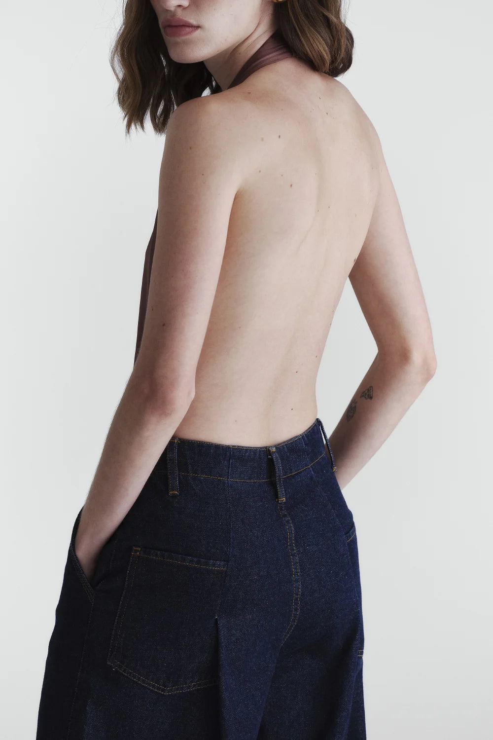 Costas abertas do Body Soie Halter Francesca marrom com modelagem frente única