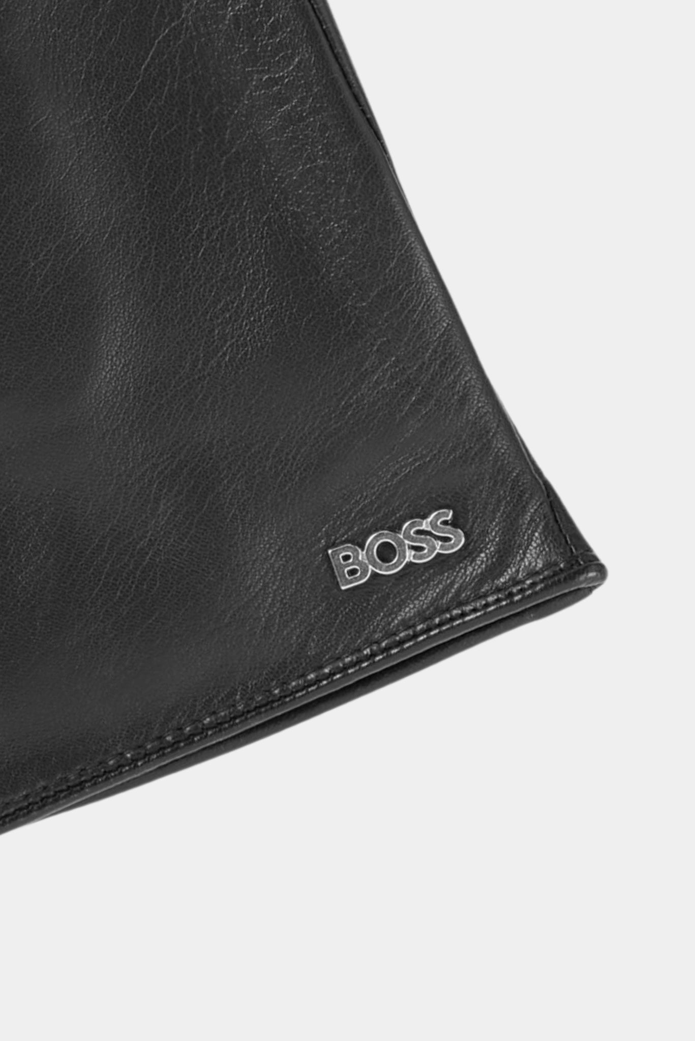 Detalhe da luva de couro preta Hugo Boss com logo metálico aplicado