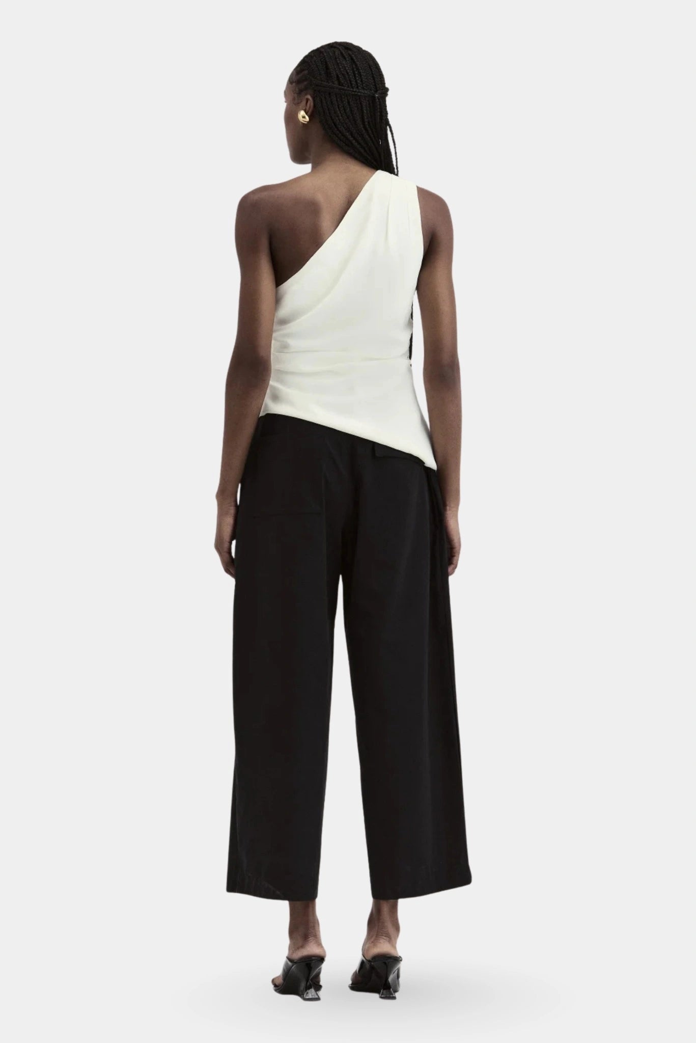 Blusa Tilo Um Ombro Francesca off white com modelagem assimétrica e barra diagonal