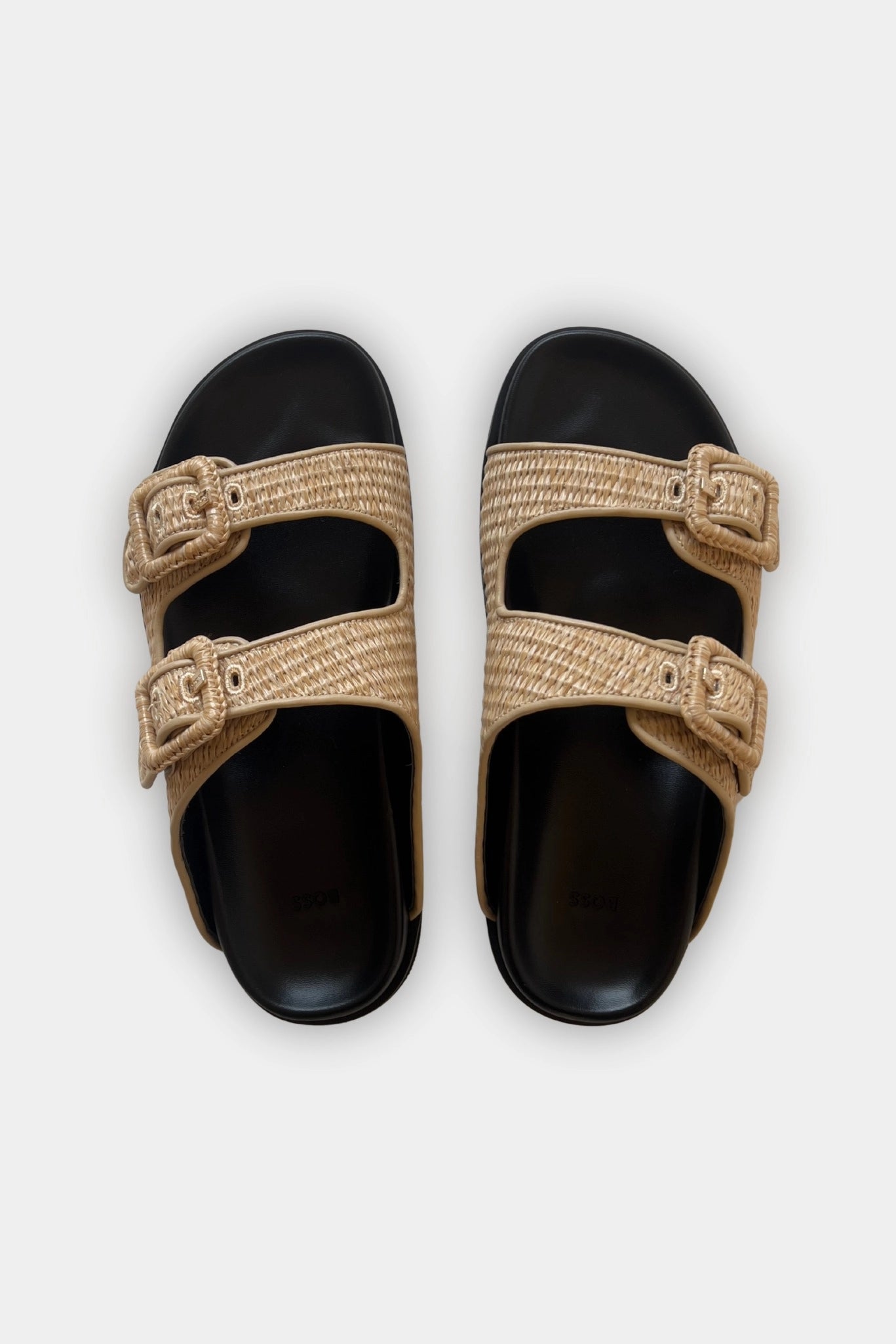 Chinelo Freyah Slide Hugo Boss bege com duas tiras e fivelas tramadas
