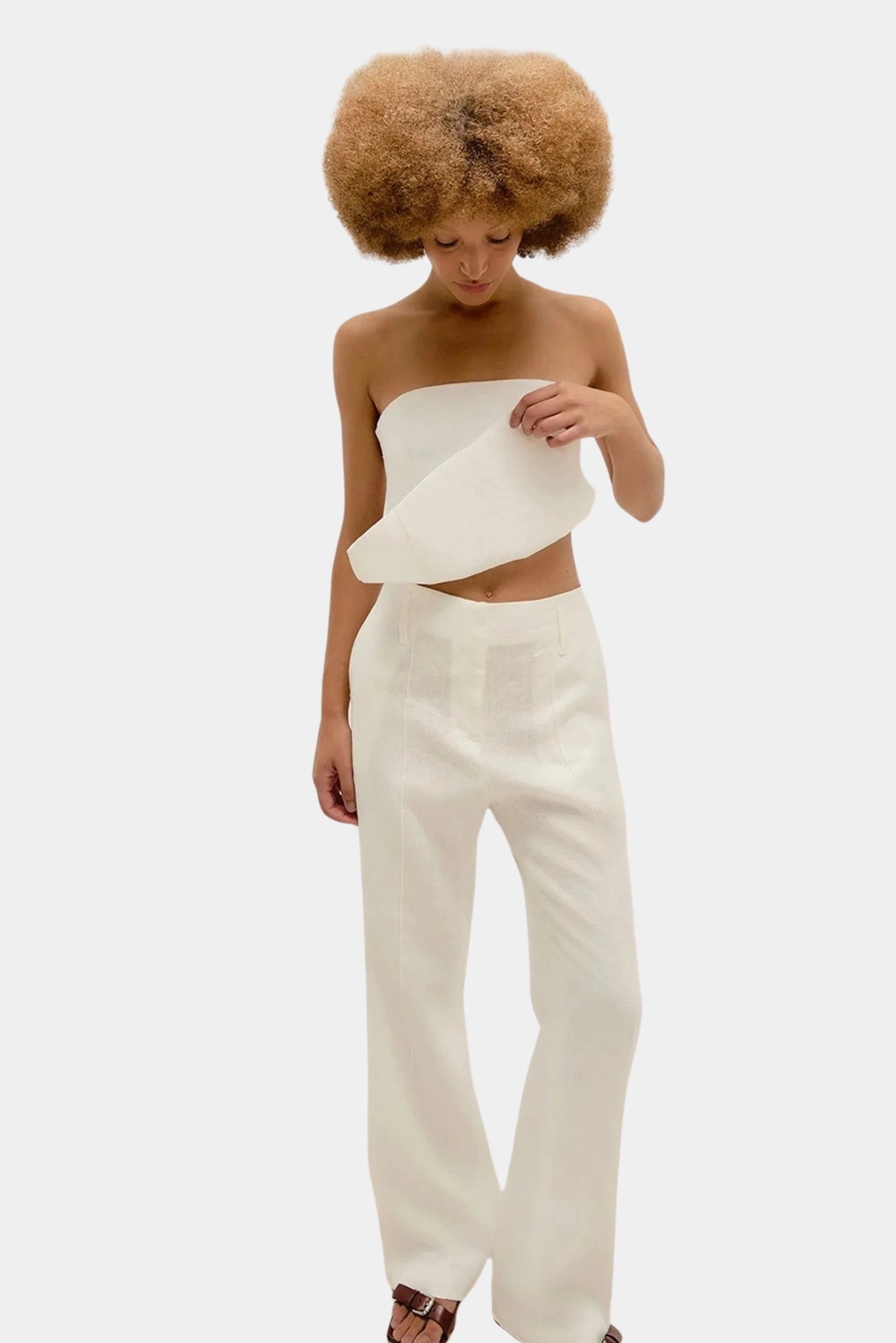 Calça Paola Haight em linho off-white com modelagem reta e cintura alta