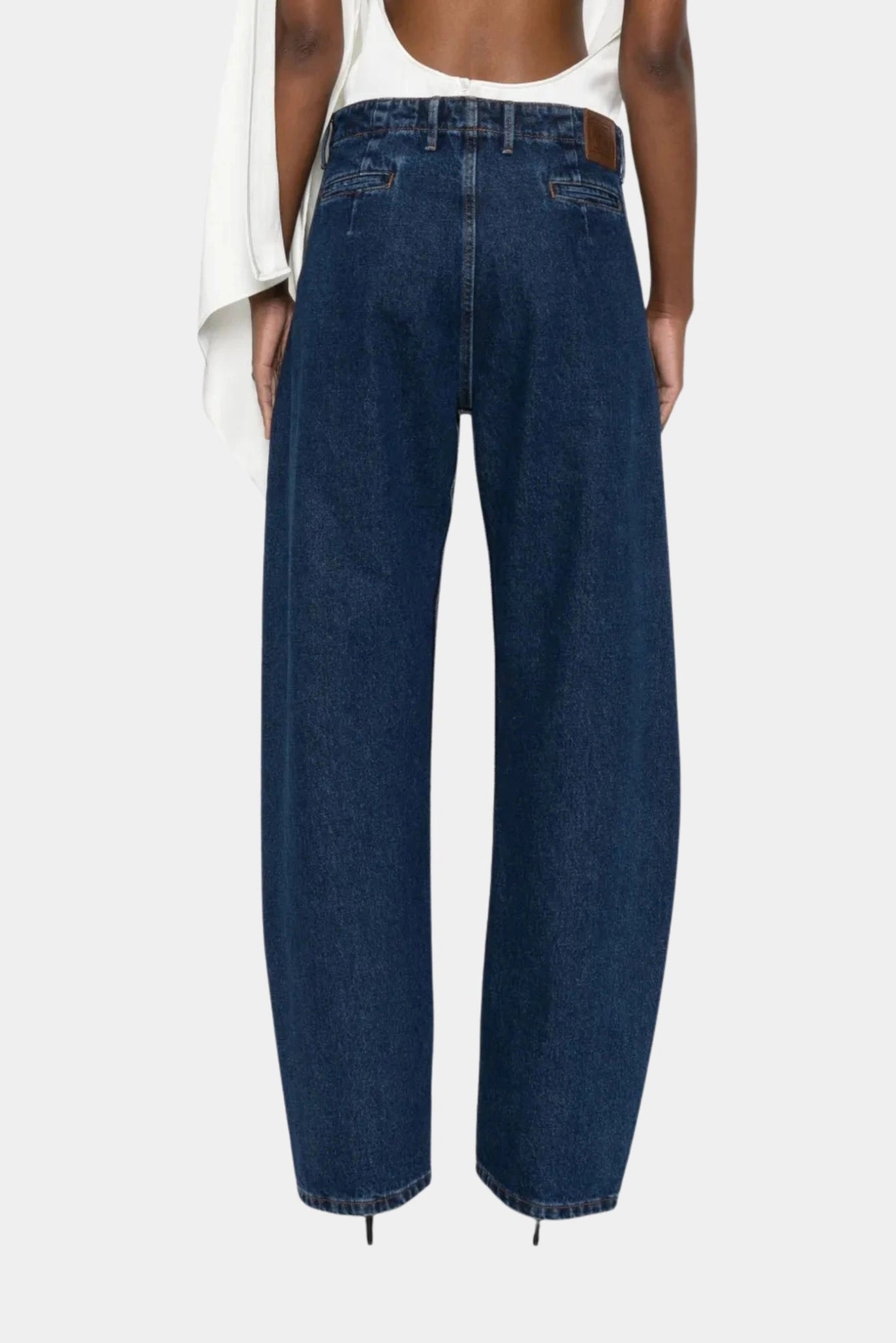 Vista posterior de calça jeans wide leg Magda Butrym em denim azul escuro com caimento solto