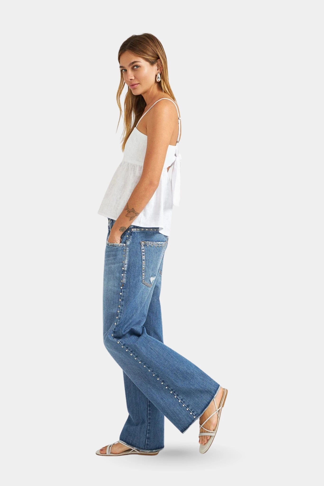 Calça Loose Cropped Tachas L•Dnim com aplicações metálicas laterais e modelagem solta