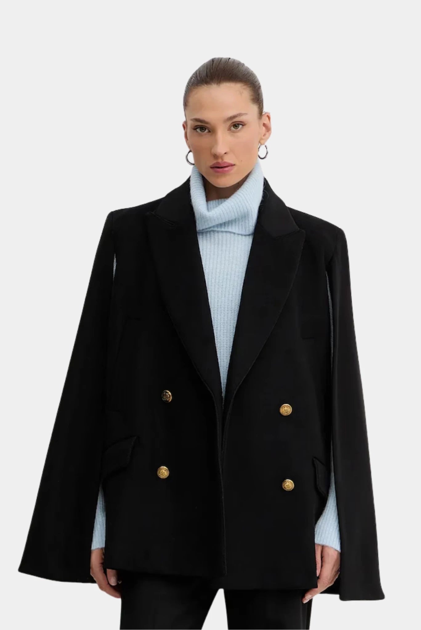 Tricot Falodina Hugo Boss azul-claro combinado com blazer preto em look sofisticado
