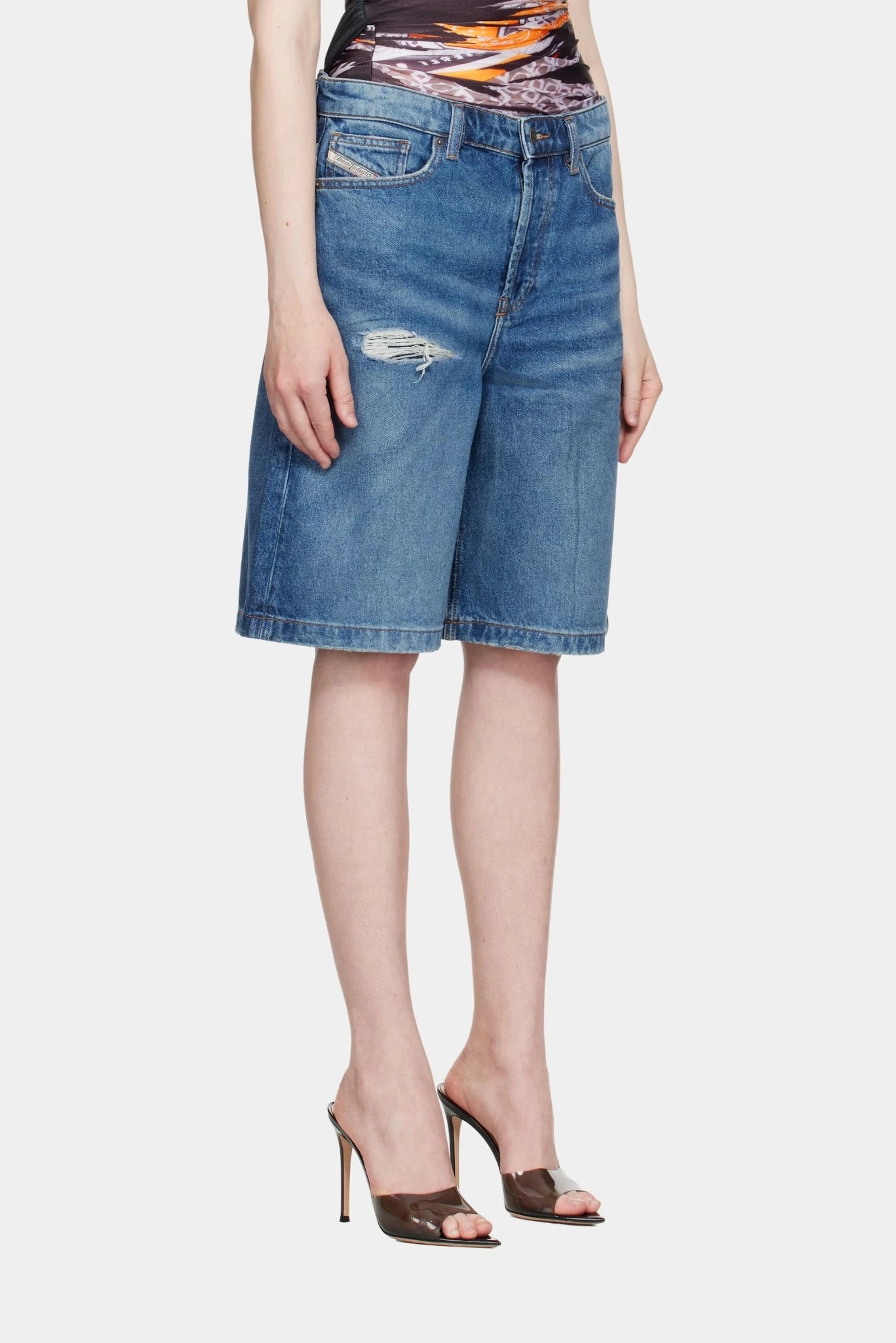 Bermuda jeans Diesel azul com caimento solto e acabamento destroyed