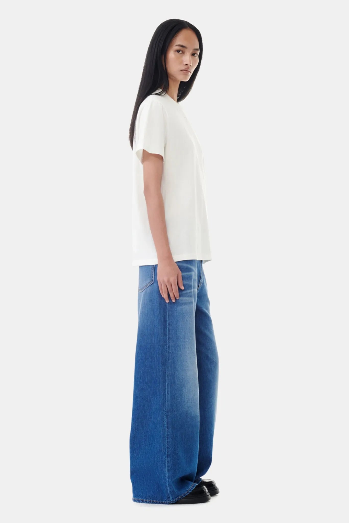 Camiseta Relaxed Ganni off-white com mangas curtas e caimento amplo vista lateral