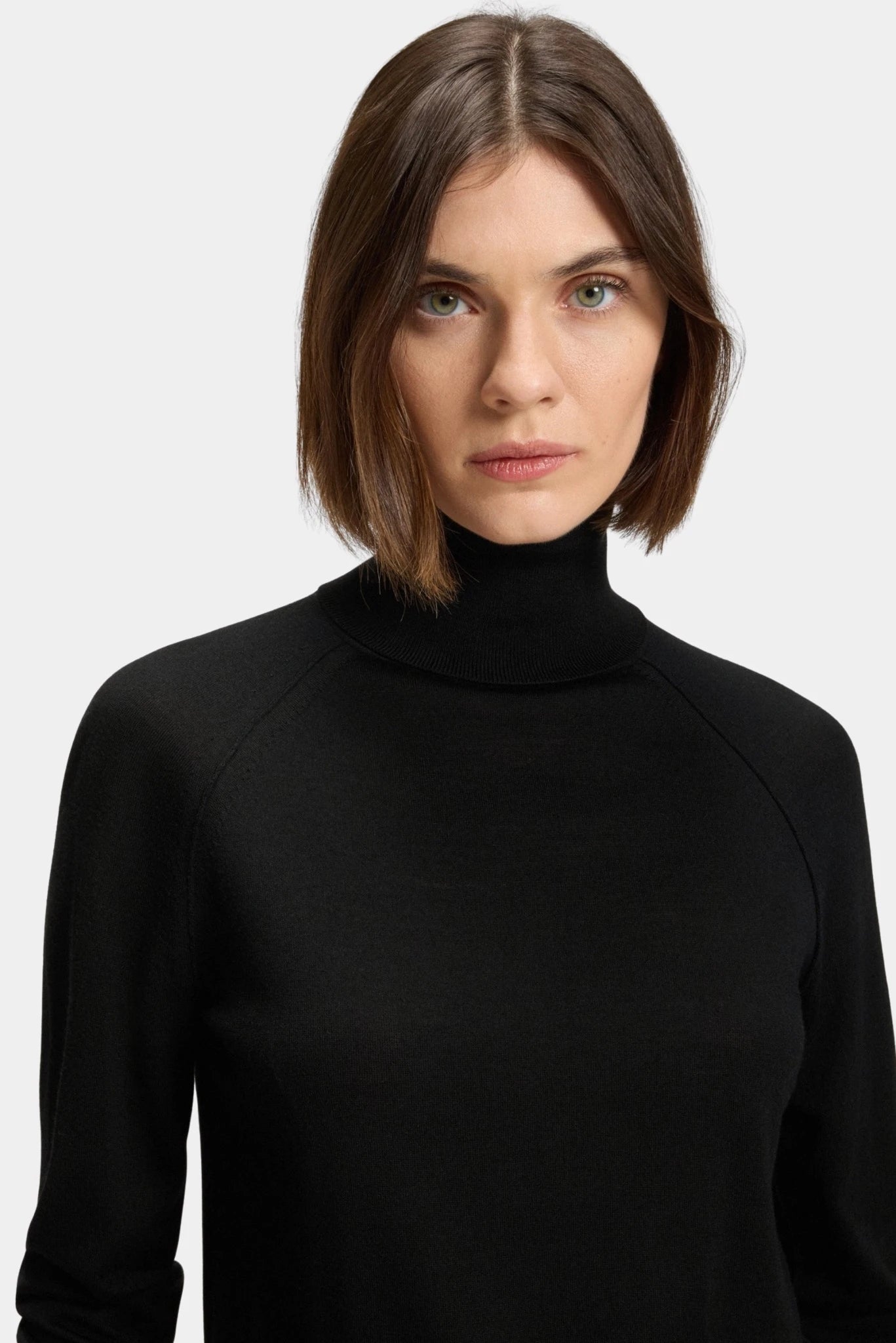 Detalhe do Tricot Frizani Hugo Boss preto com gola alta e mangas raglan