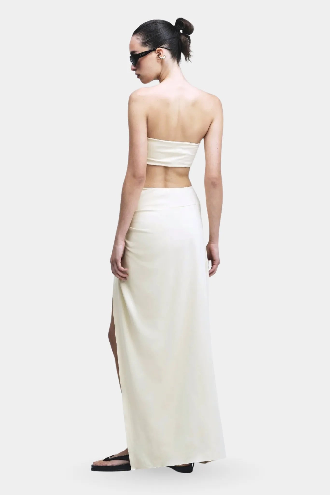 Saia longa off-white de cintura alta com caimento reto nas costas