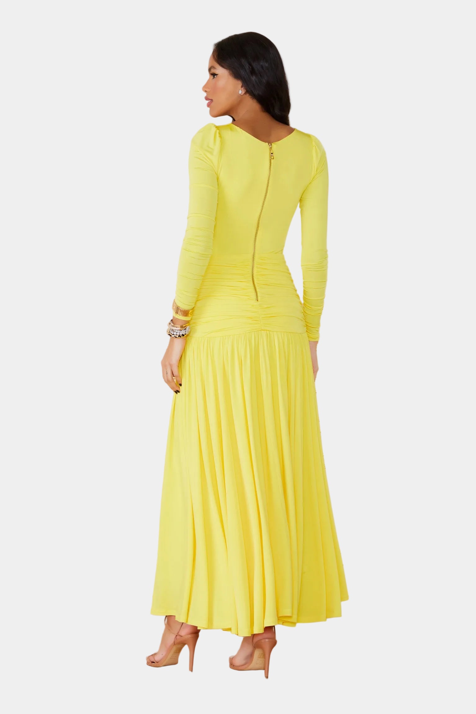 Costas do vestido midi amarelo com mangas longas e saia fluida