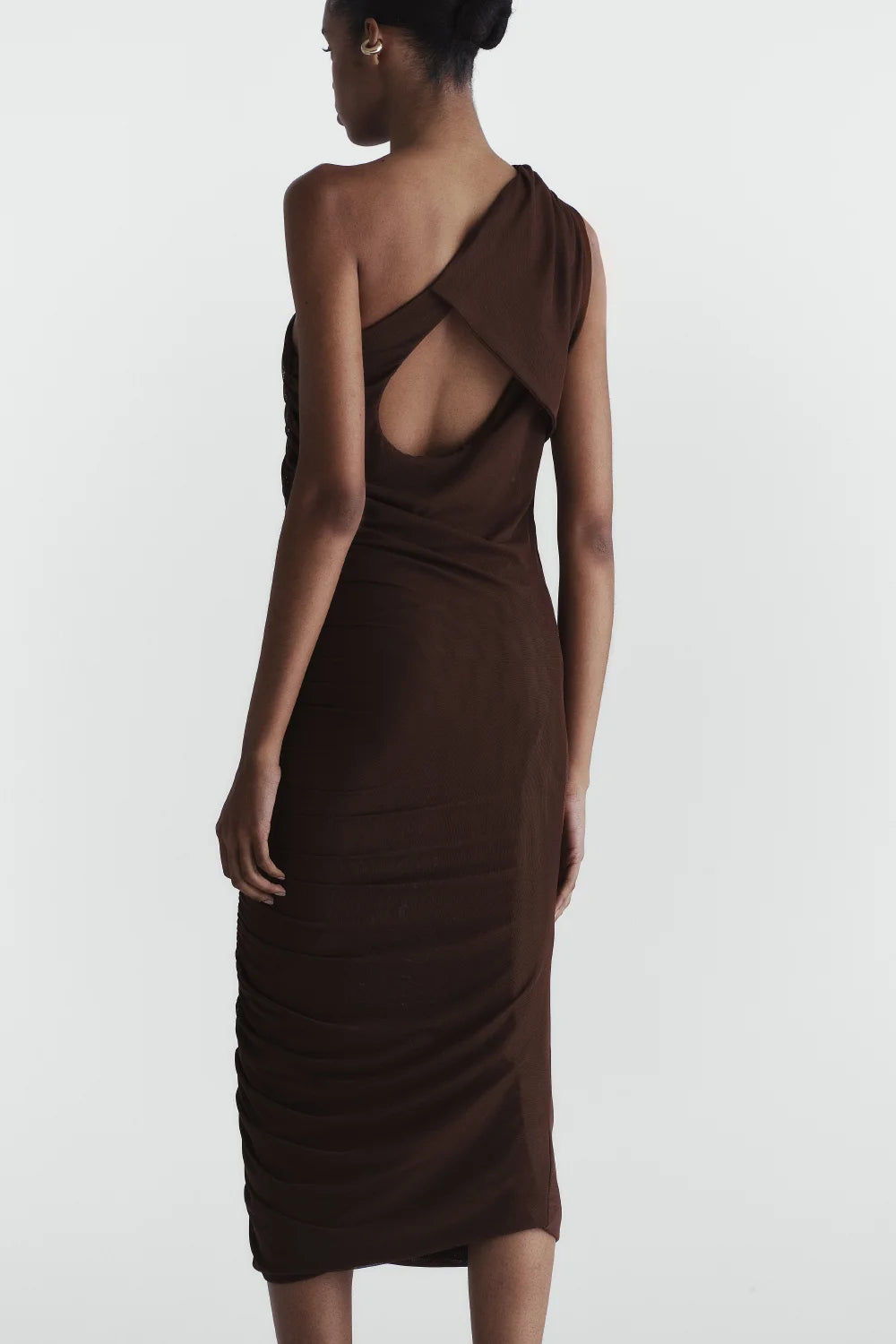 Vestido marrom midi com recorte geométrico nas costas e modelagem ajustada