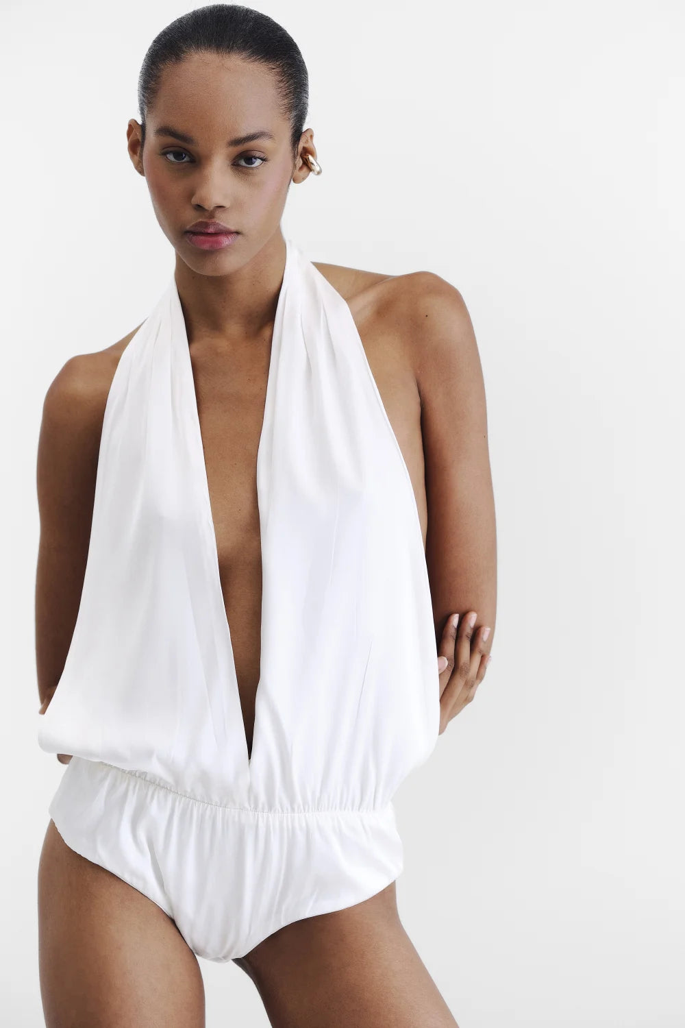 Body Soie Halter Francesca branco com decote profundo e caimento fluido