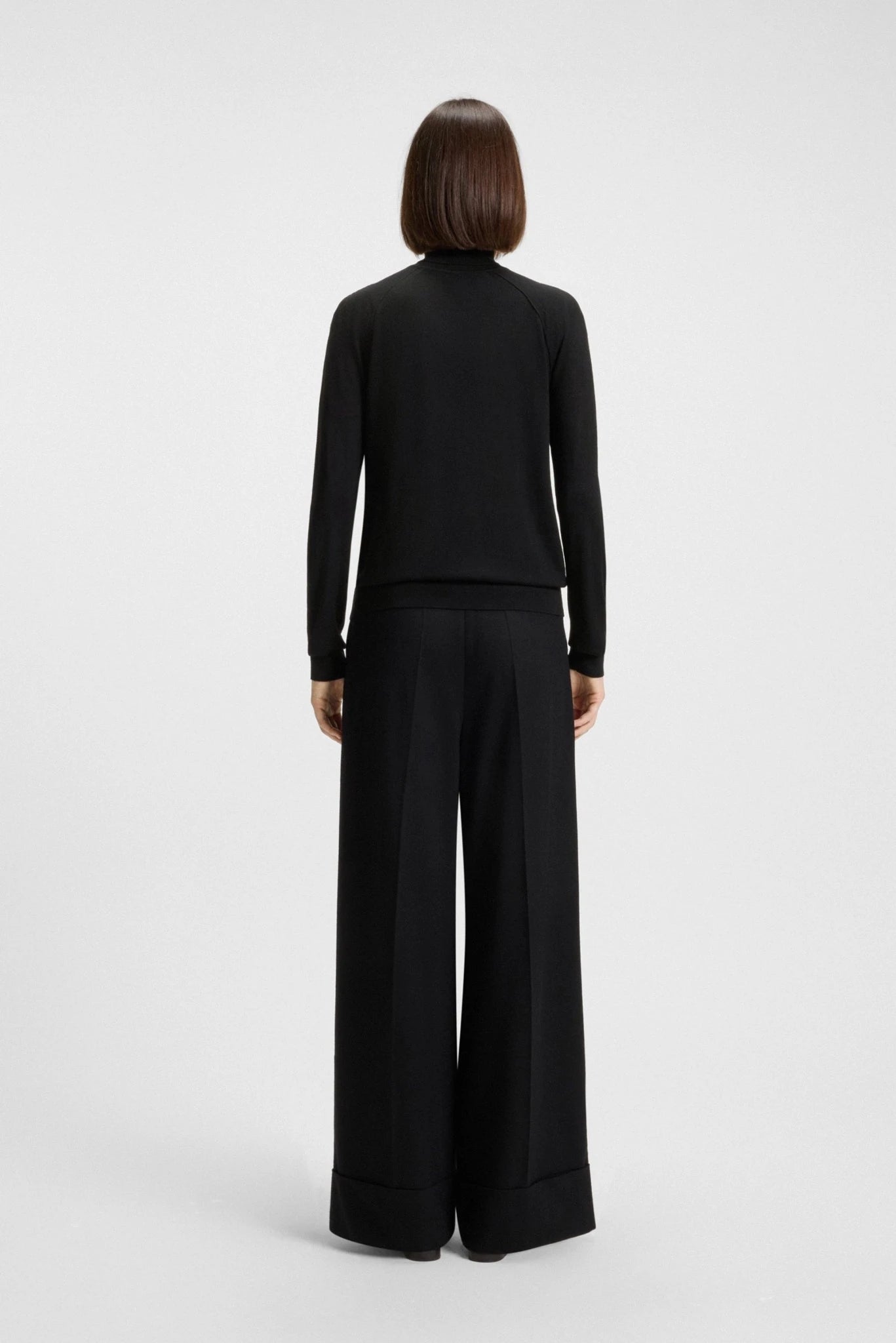 Costas do Tricot Frizani Hugo Boss preto com mangas longas e modelagem reta