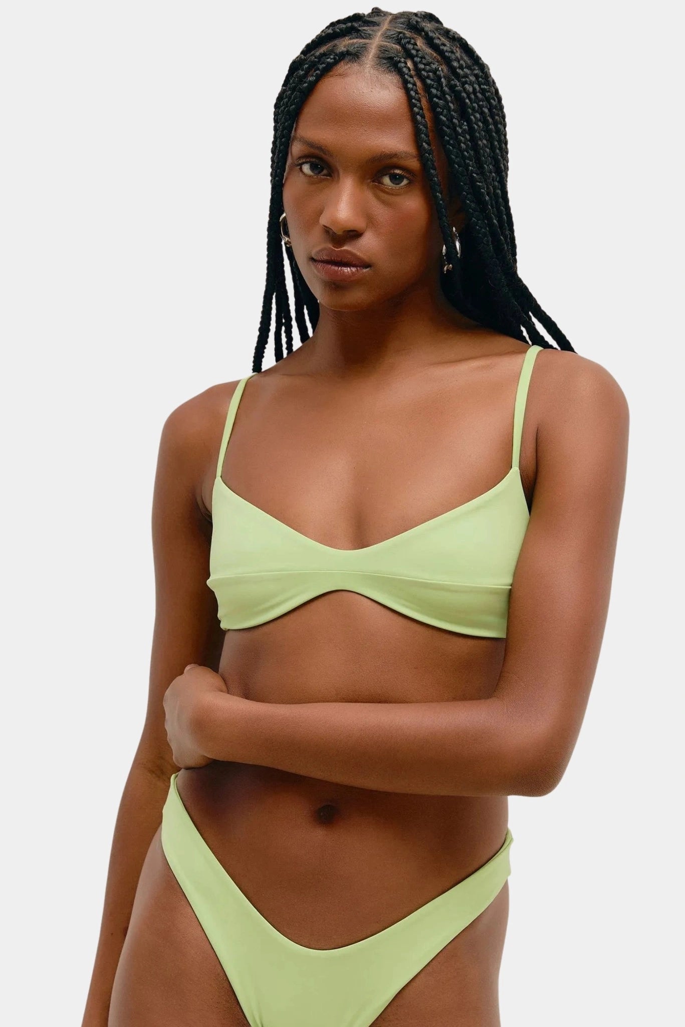 Detalhe da calcinha Leila Haight verde-claro com modelagem cavada e cintura em V