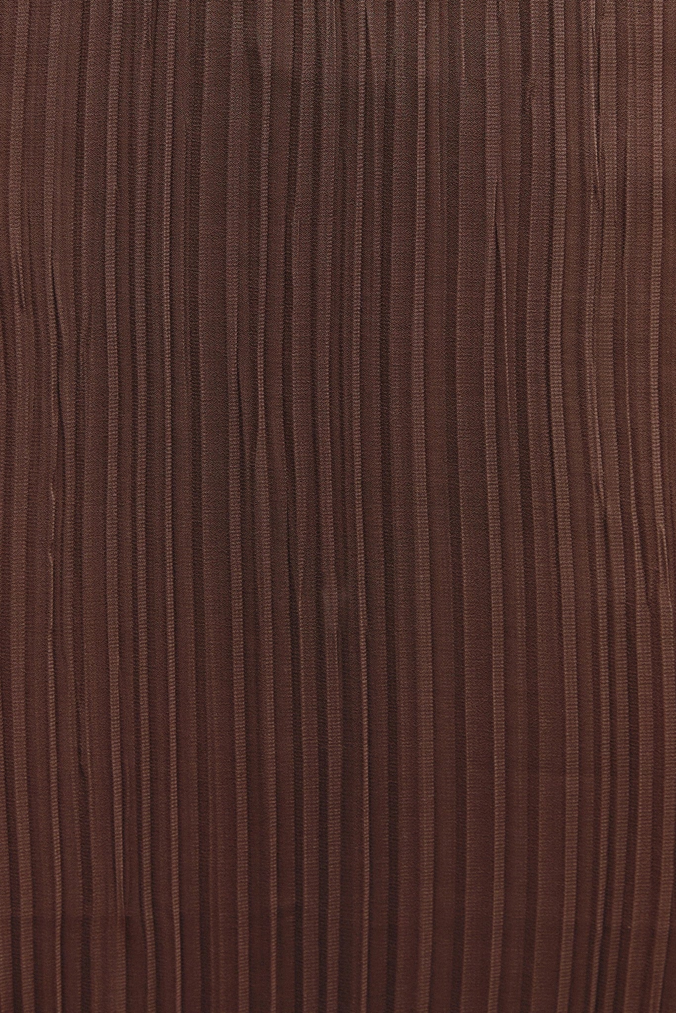 Detalhe da textura plissada marrom da blusa Dora Haight