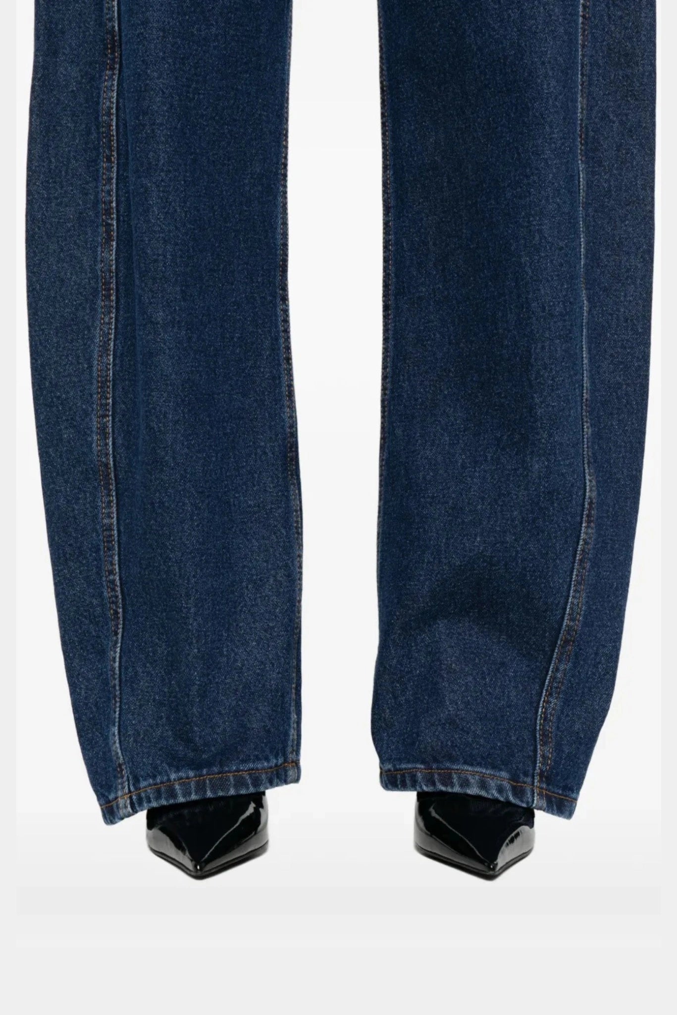 Detalhe do acabamento e da barra da calça jeans wide leg Magda Butrym em denim azul escuro