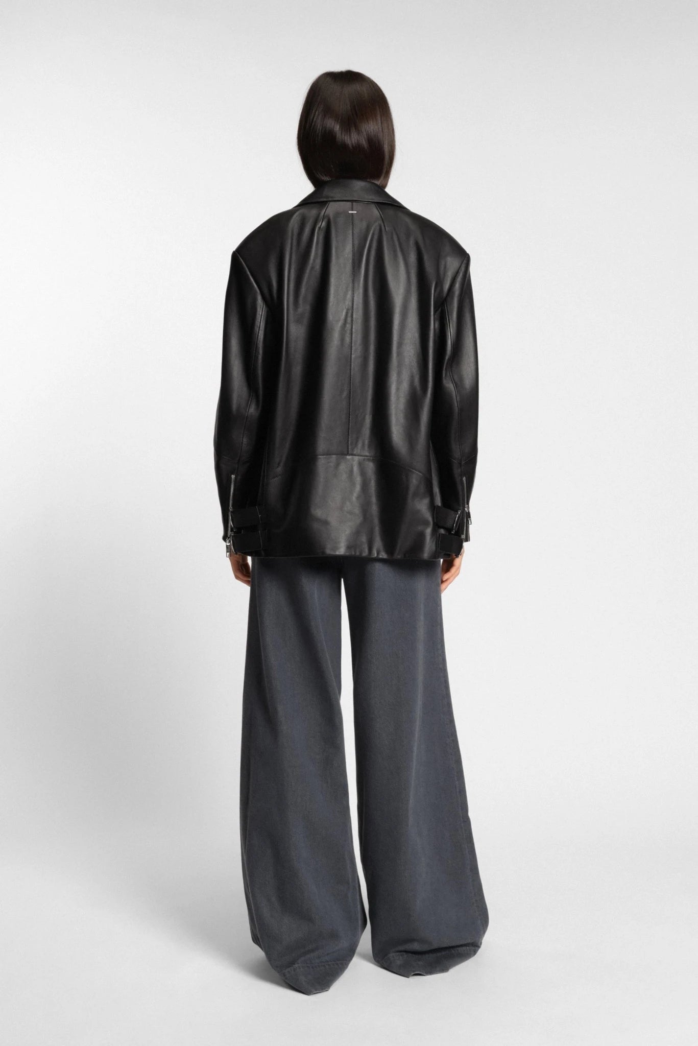 Vista traseira da jaqueta biker preta Hugo Boss com modelagem ampla