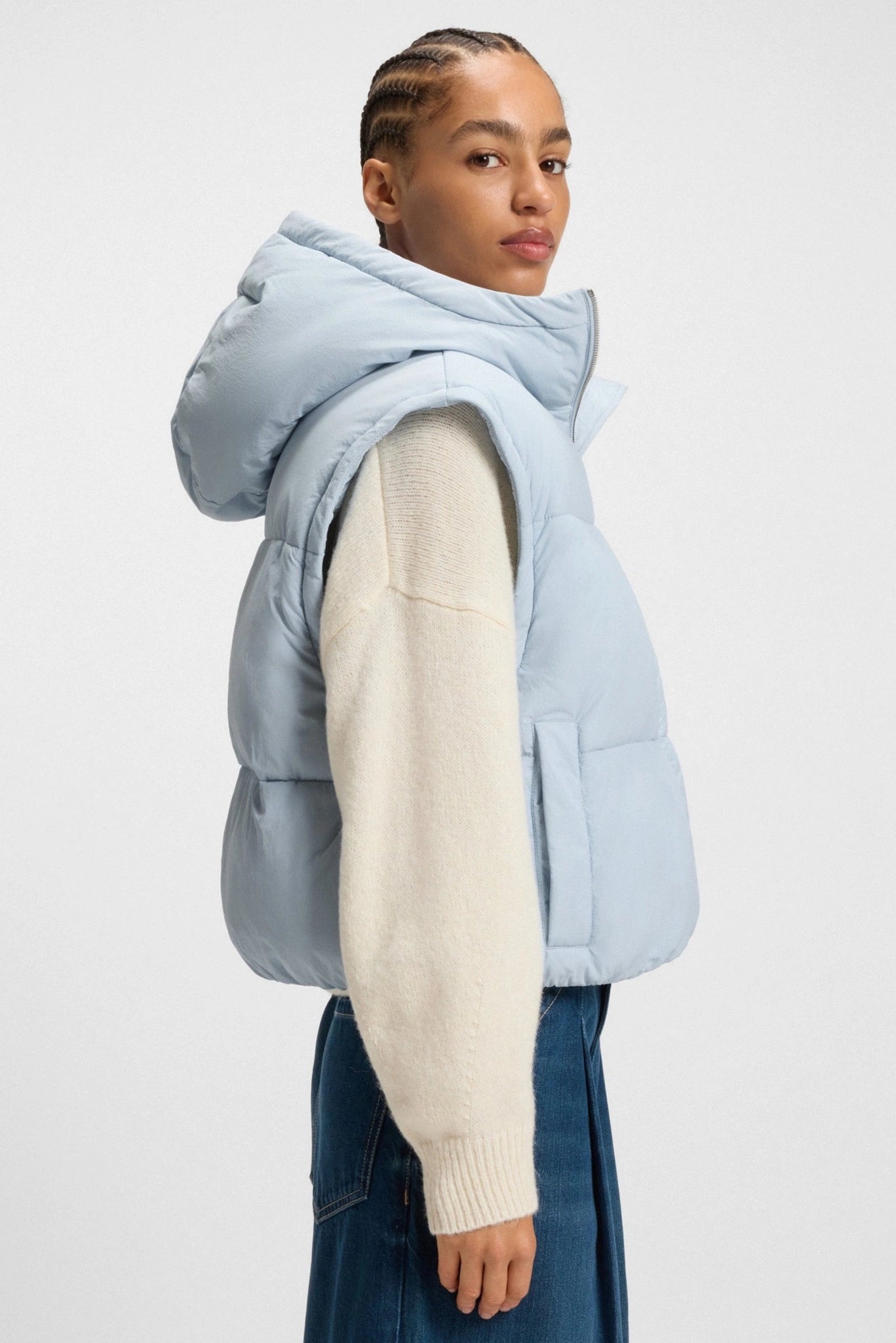 Vista lateral da jaqueta puffer azul-claro Hugo Boss com capuz volumoso
