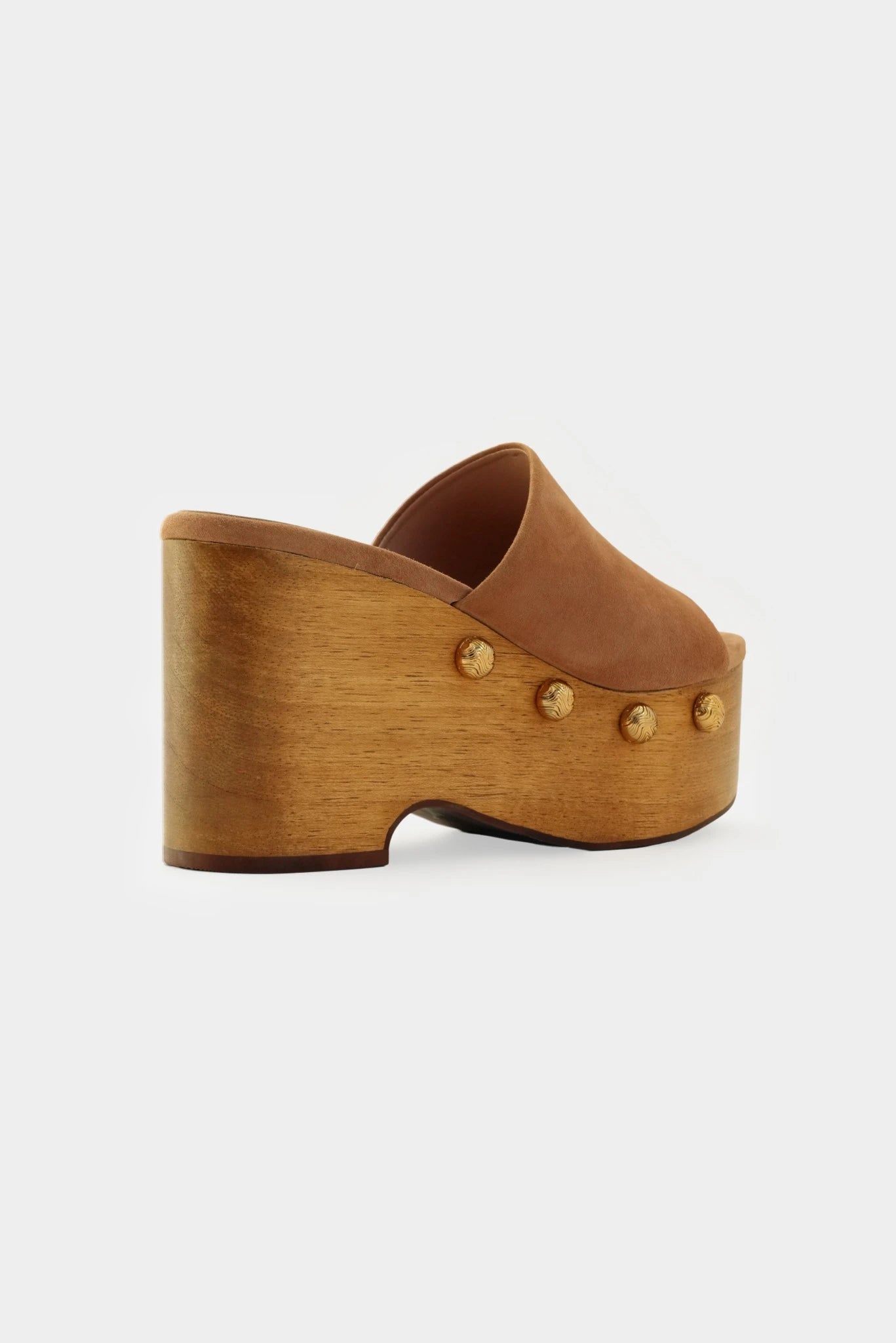 Clog em couro camurça caramelo com salto plataforma de madeira e design aberto