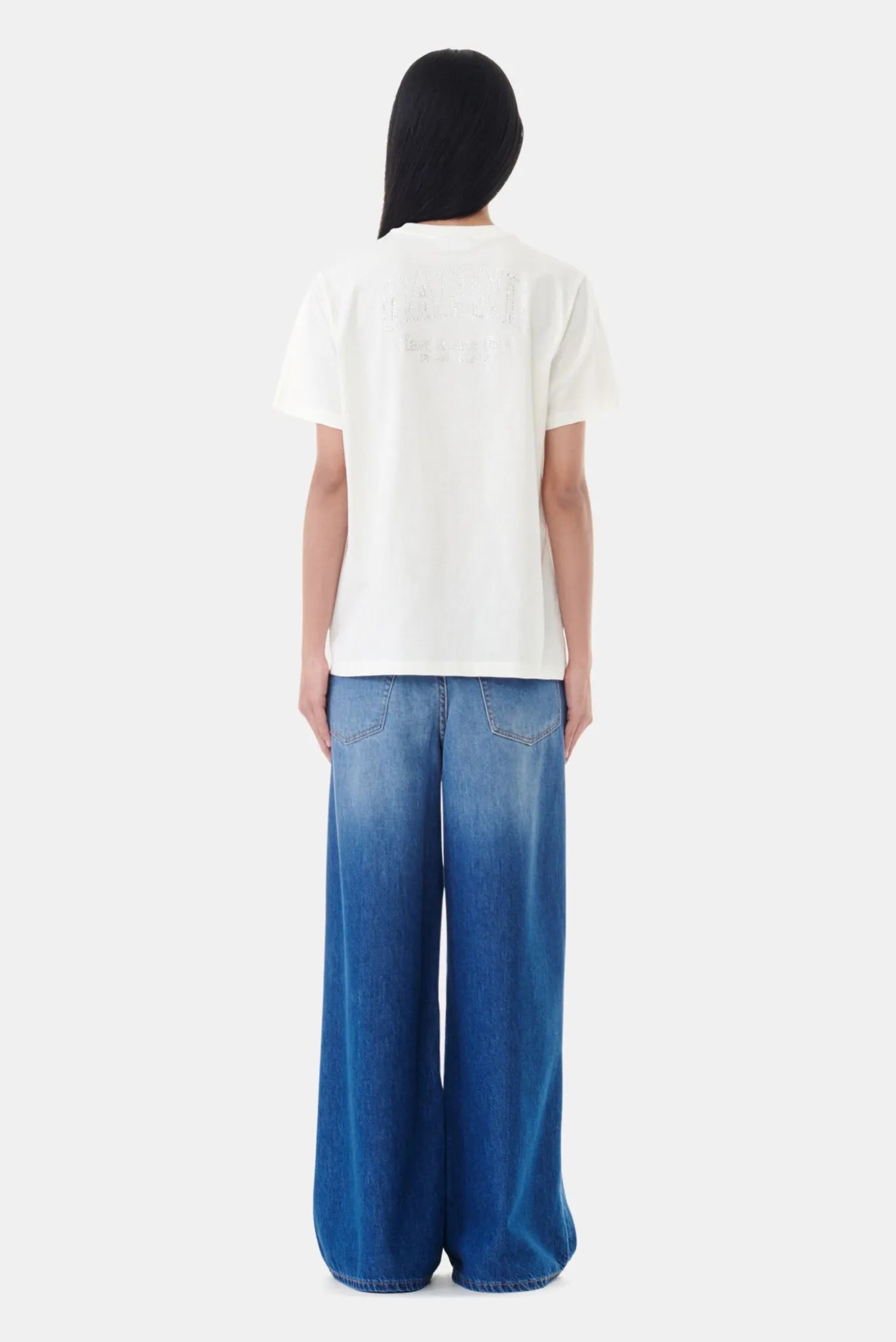 Camiseta Relaxed Ganni off-white com logo em strass nas costas e modelagem reta