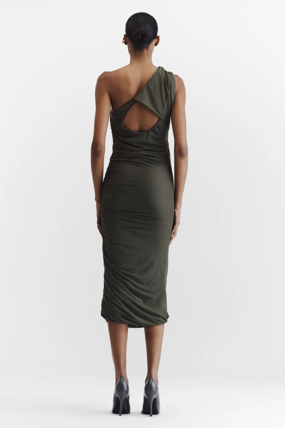 Vestido verde oliva midi com recorte vazado nas costas e drapeado lateral